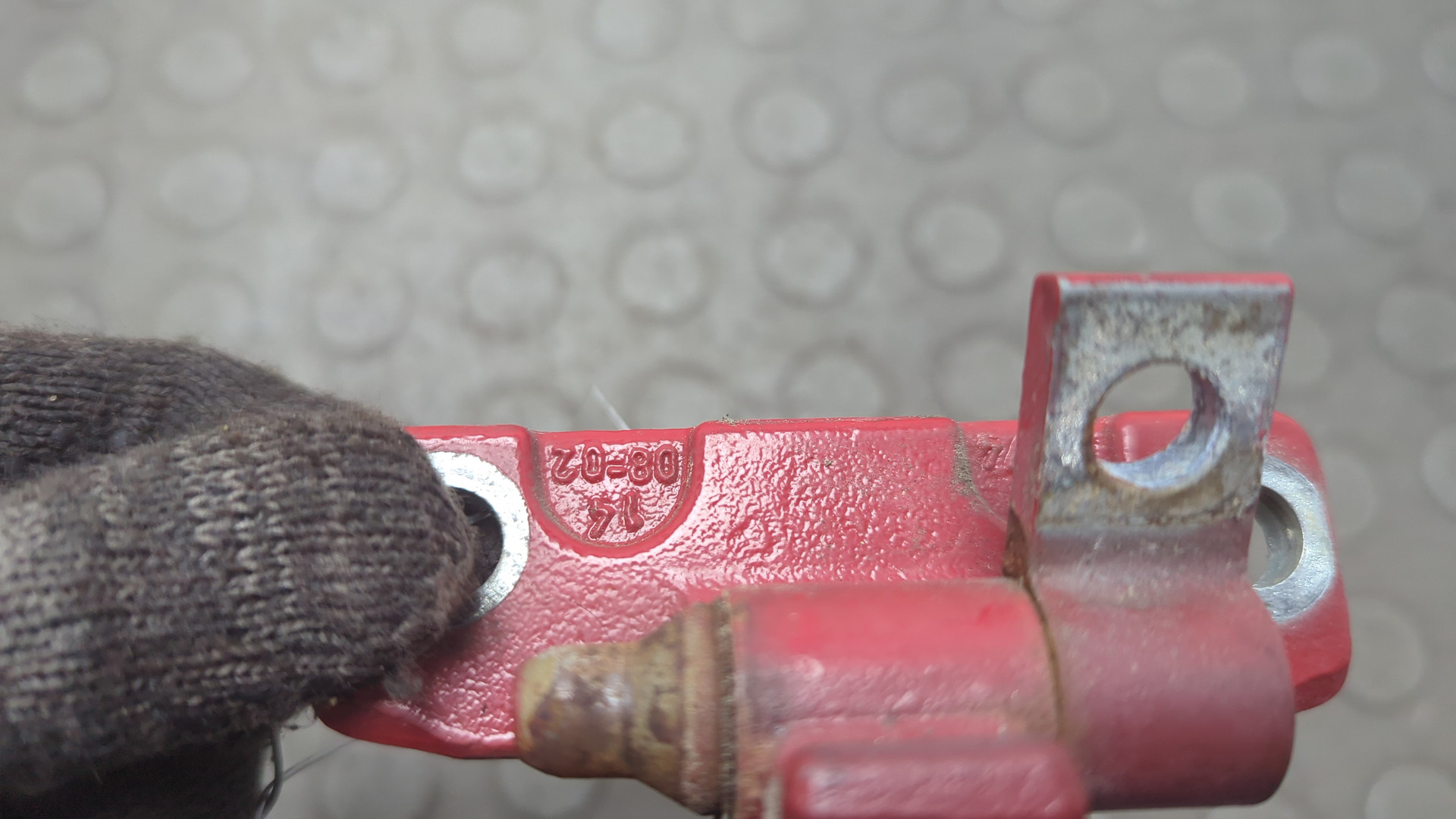 Петля двери