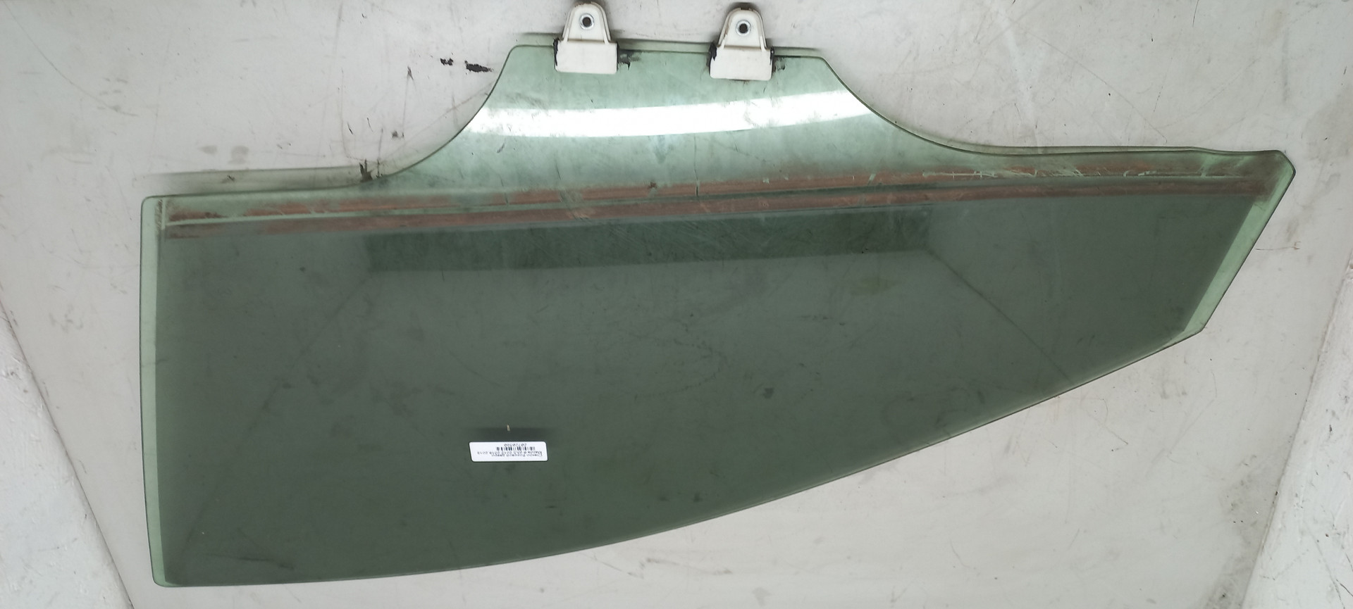 Стекло двери передней левой