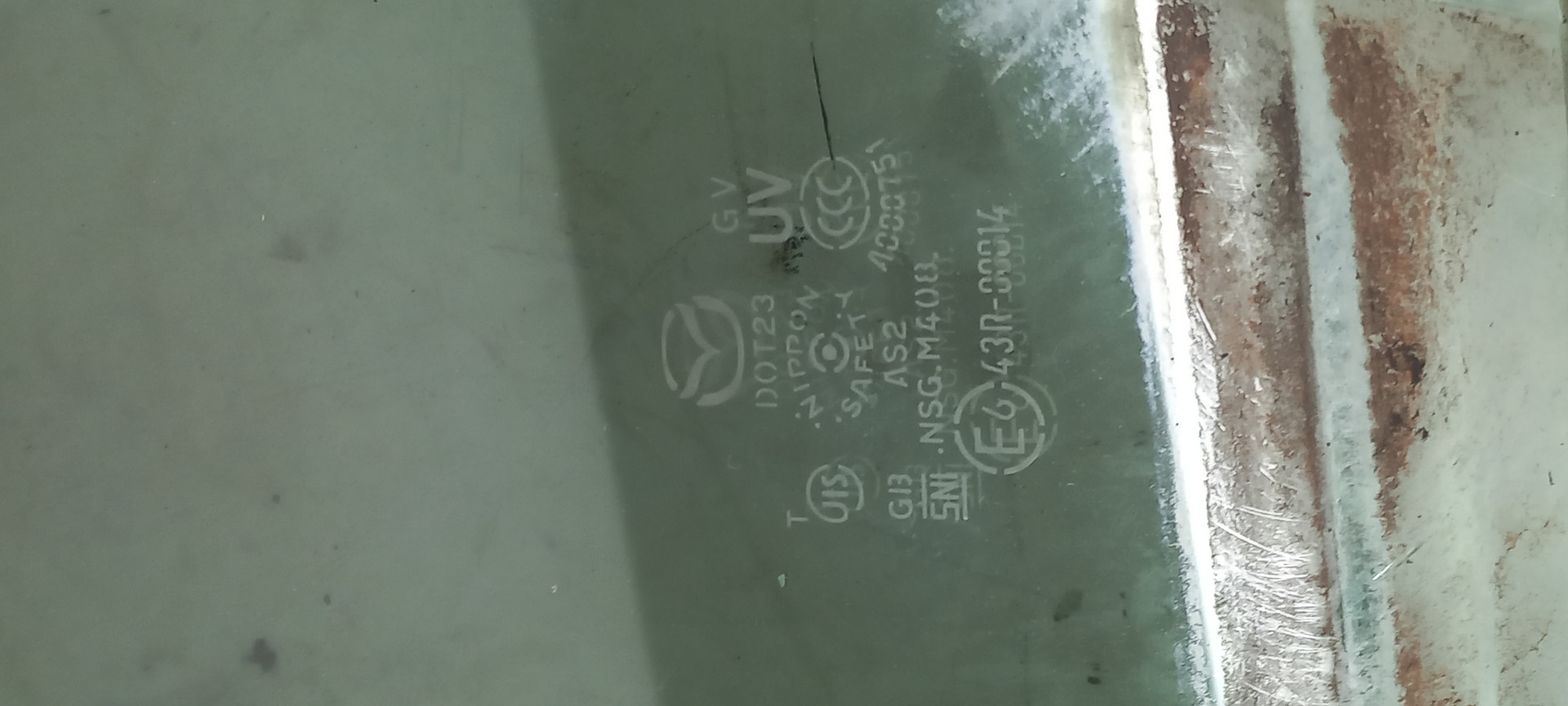 Стекло двери передней левой