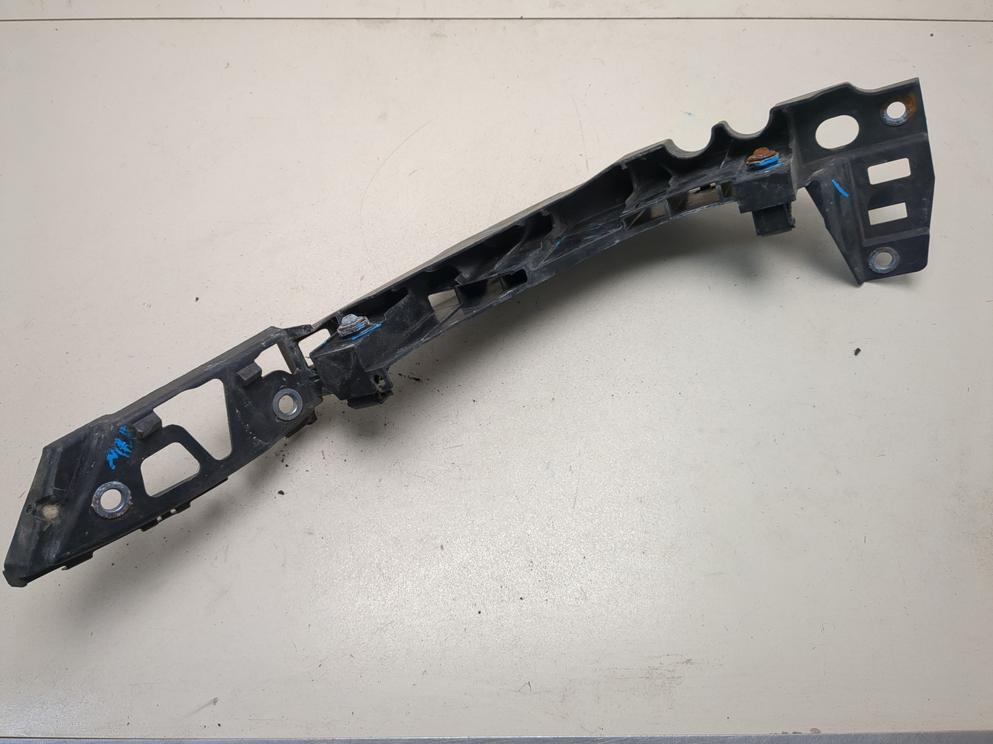 Кронштейн фар правый