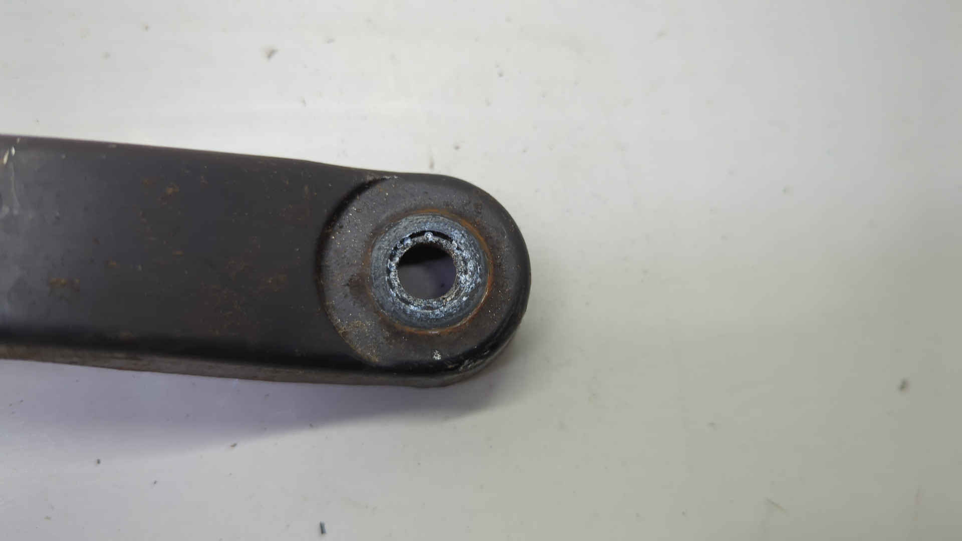 Поводок стеклоочистителя передний правый