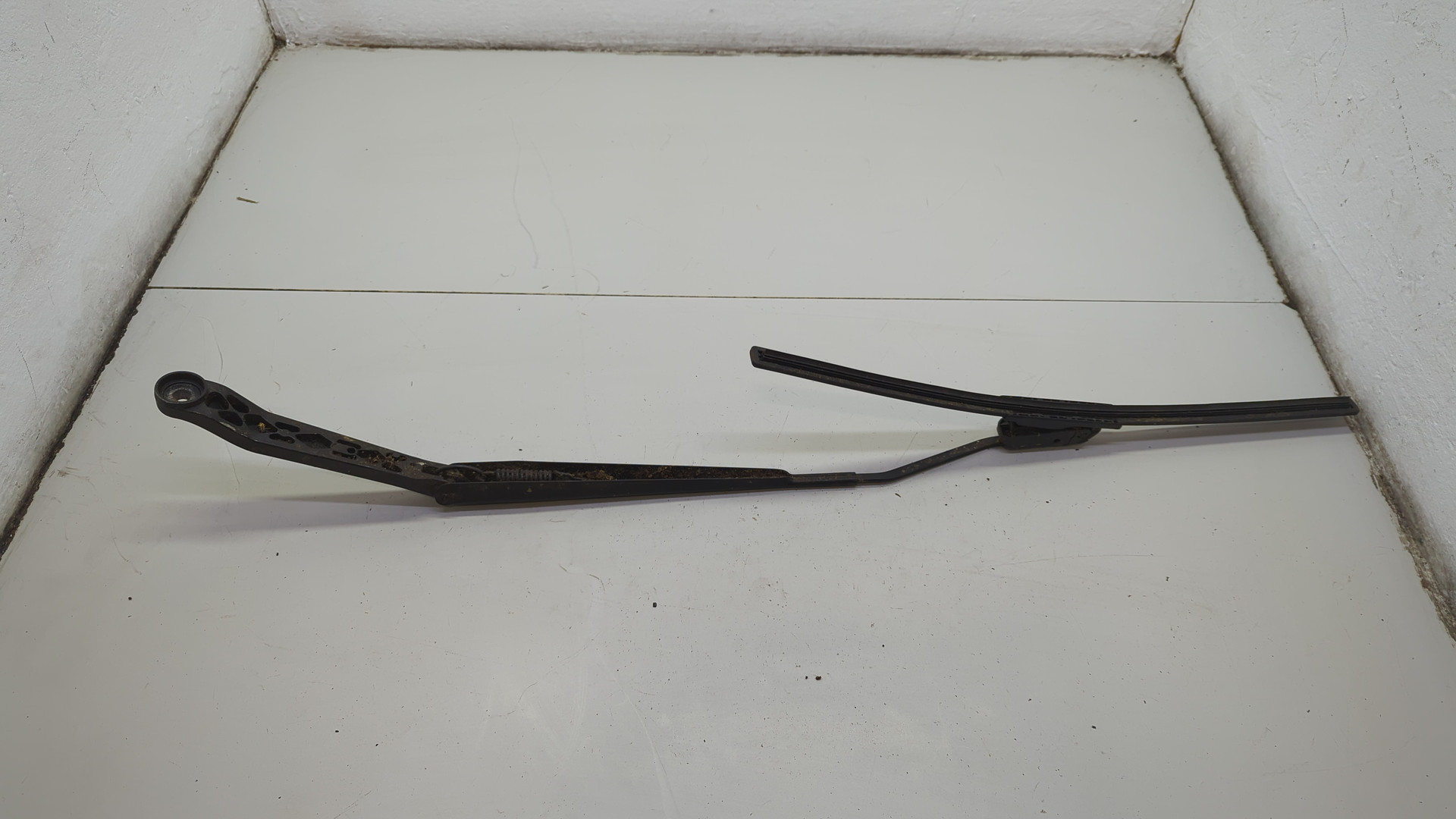 Поводок стеклоочистителя передний правый