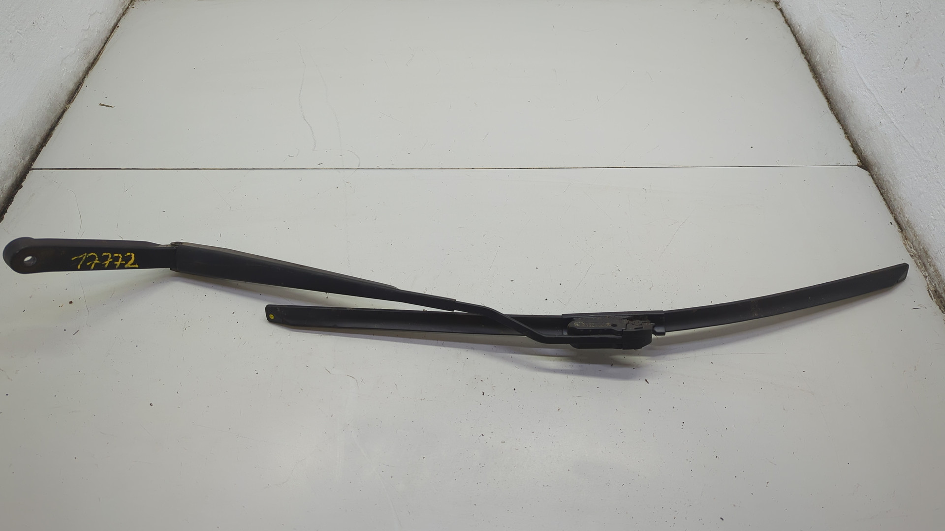 Поводок стеклоочистителя передний левый