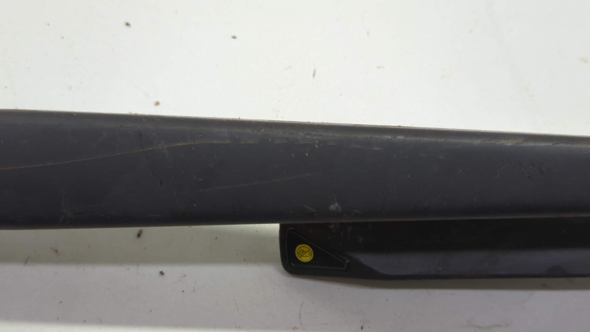 Поводок стеклоочистителя передний левый