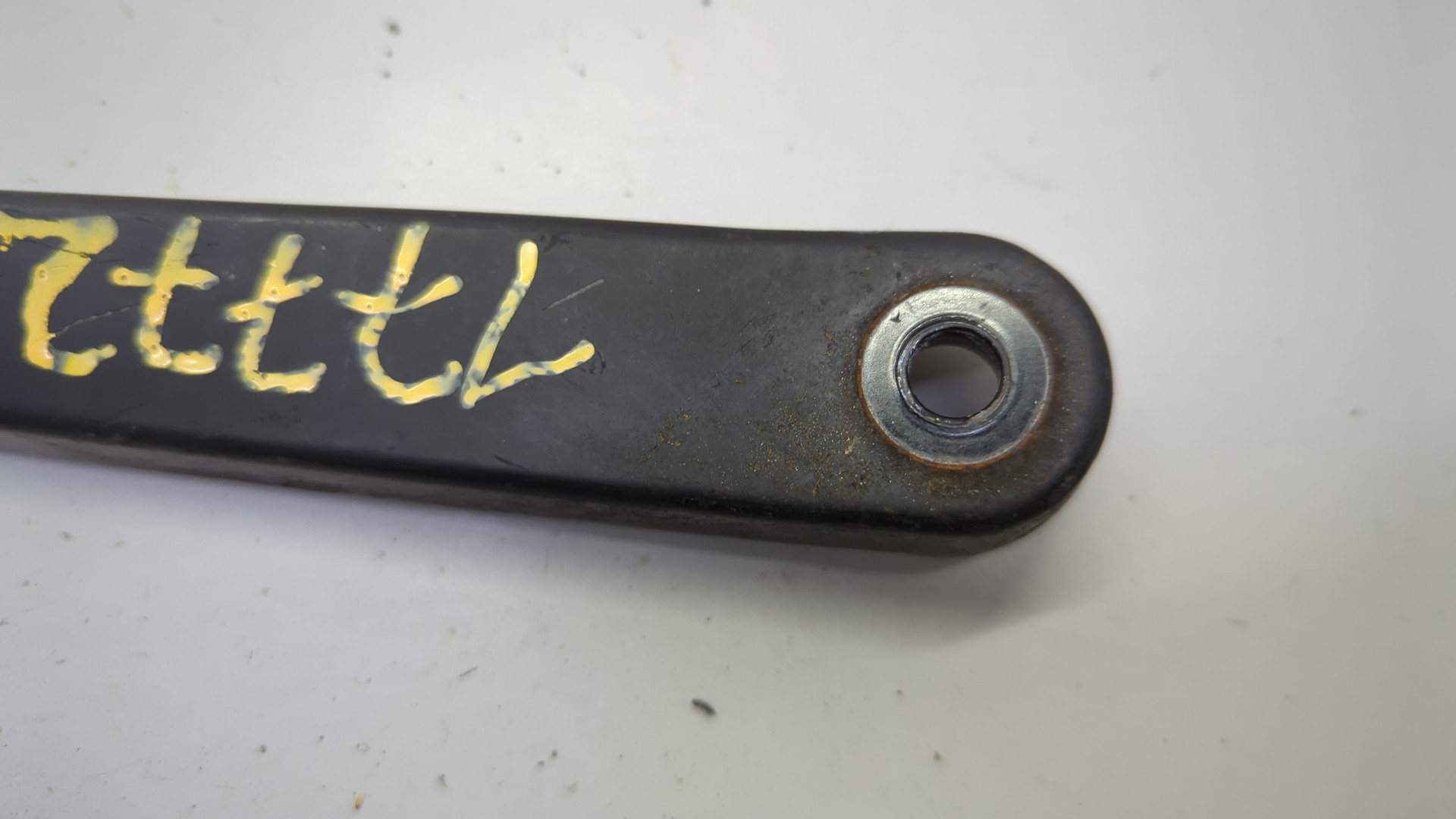 Поводок стеклоочистителя передний левый