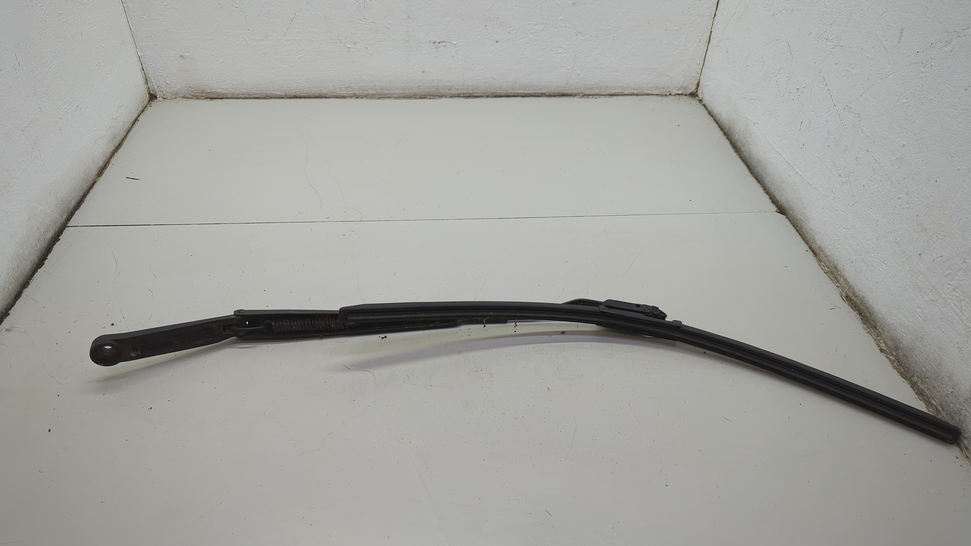 Поводок стеклоочистителя передний левый