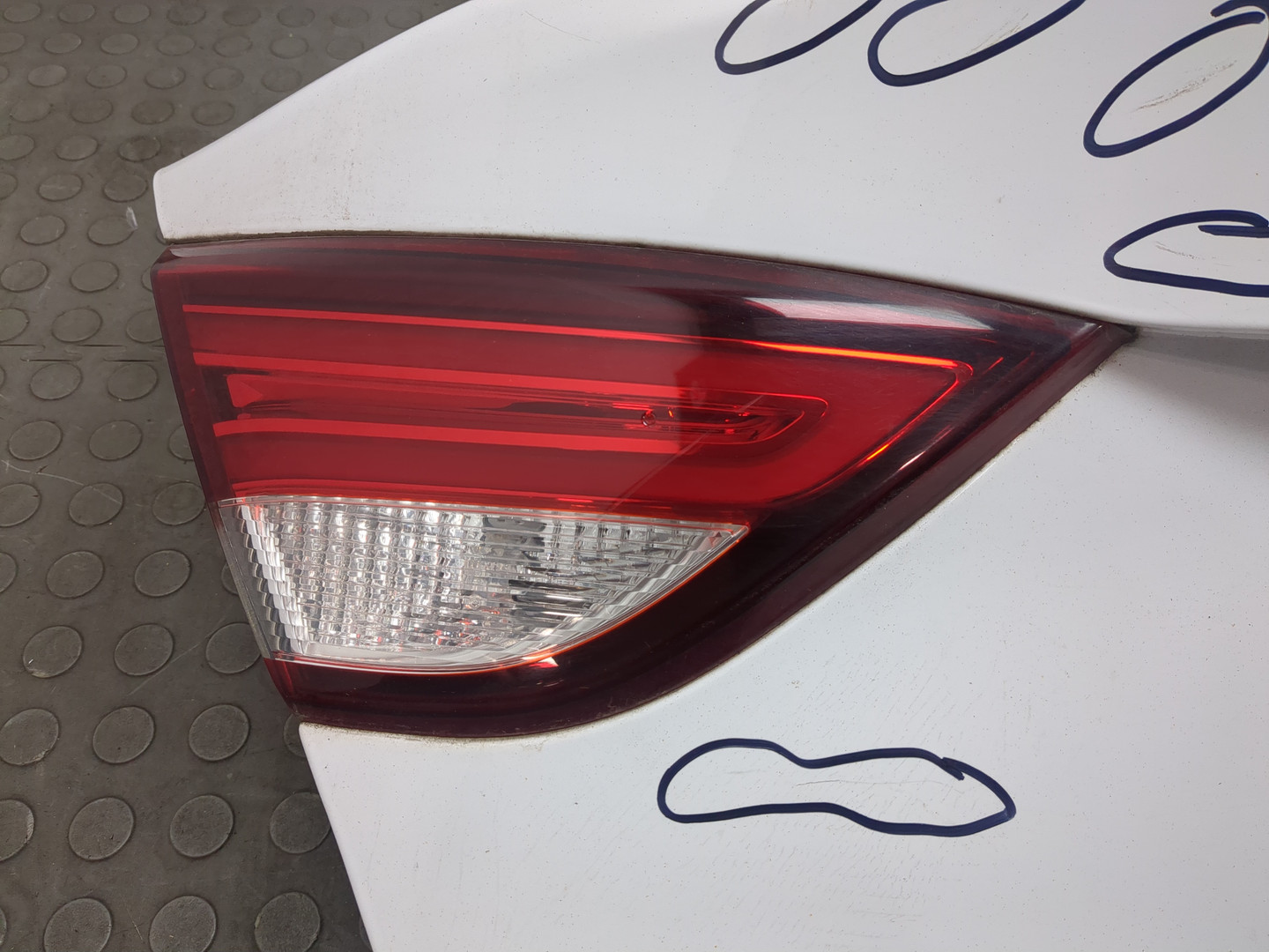 Дверь багажника