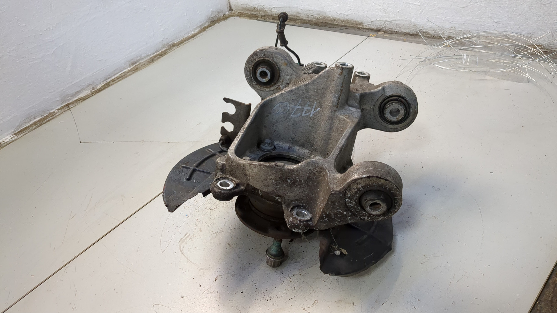 Кулак поворотный задний левый