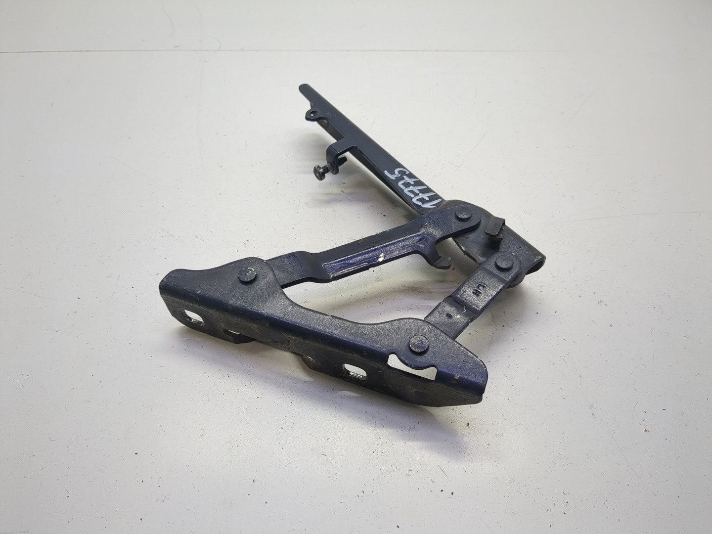 Петля капота левая