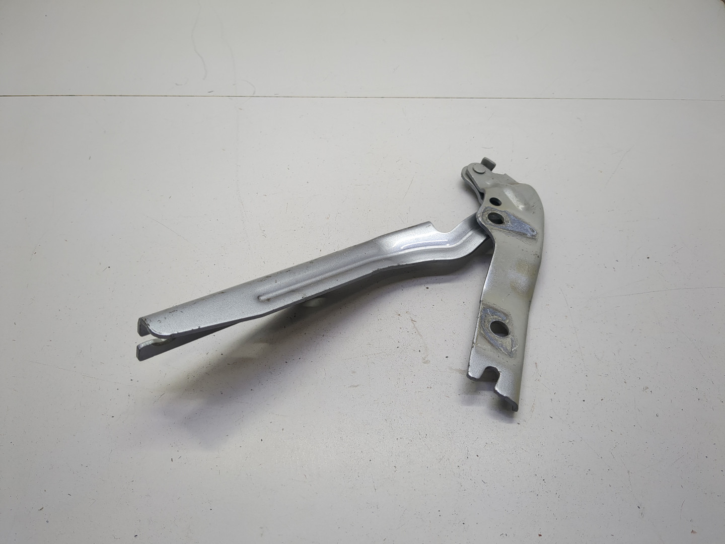 Петля капота левая