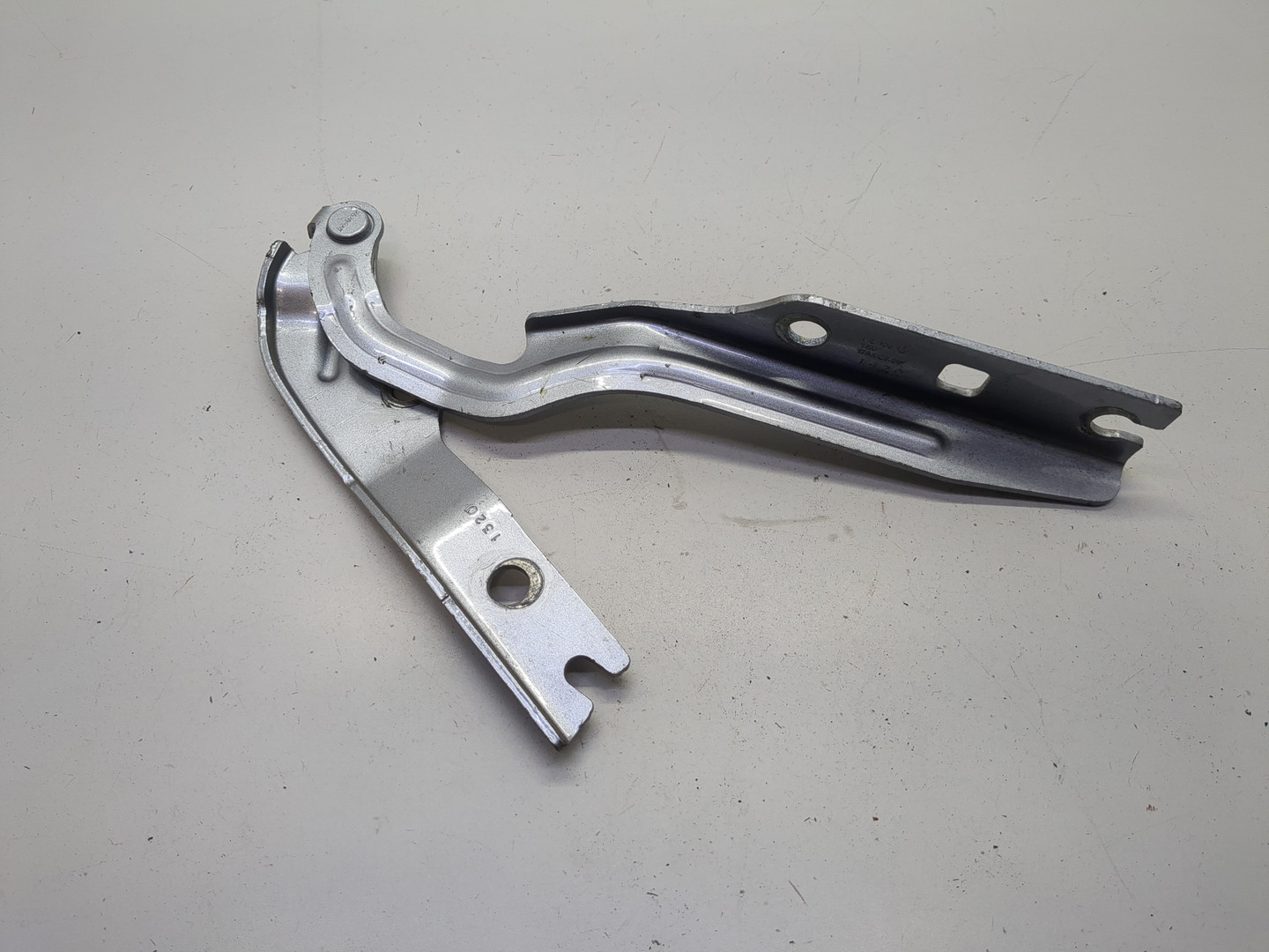 Петля капота левая