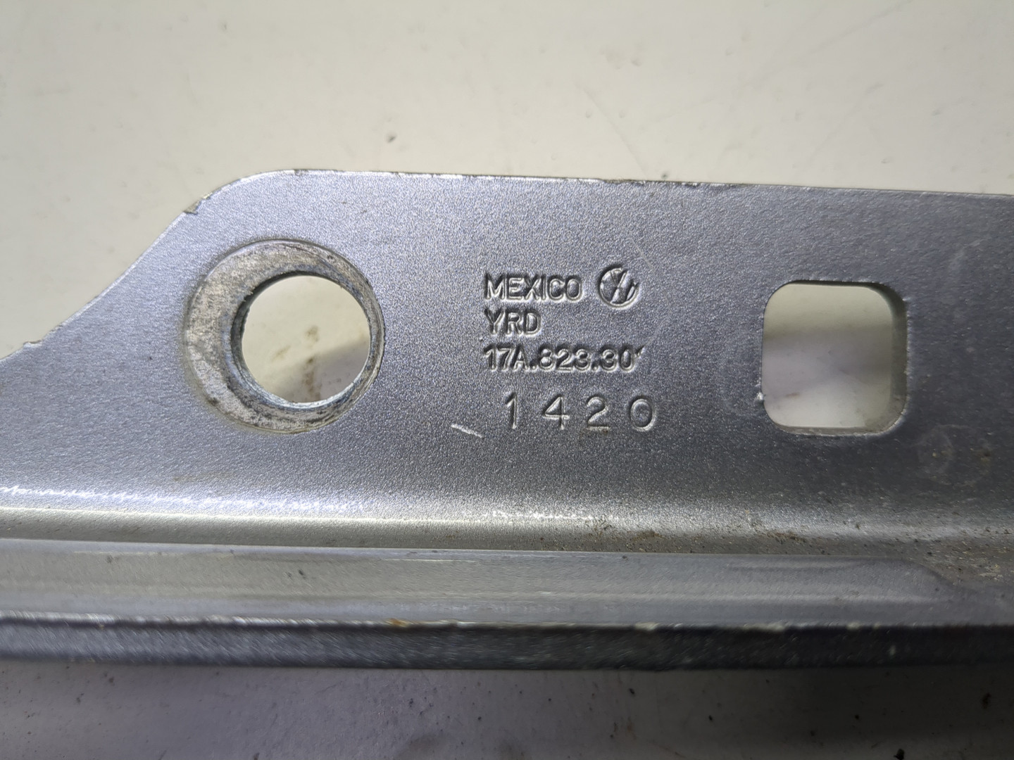 Петля капота левая