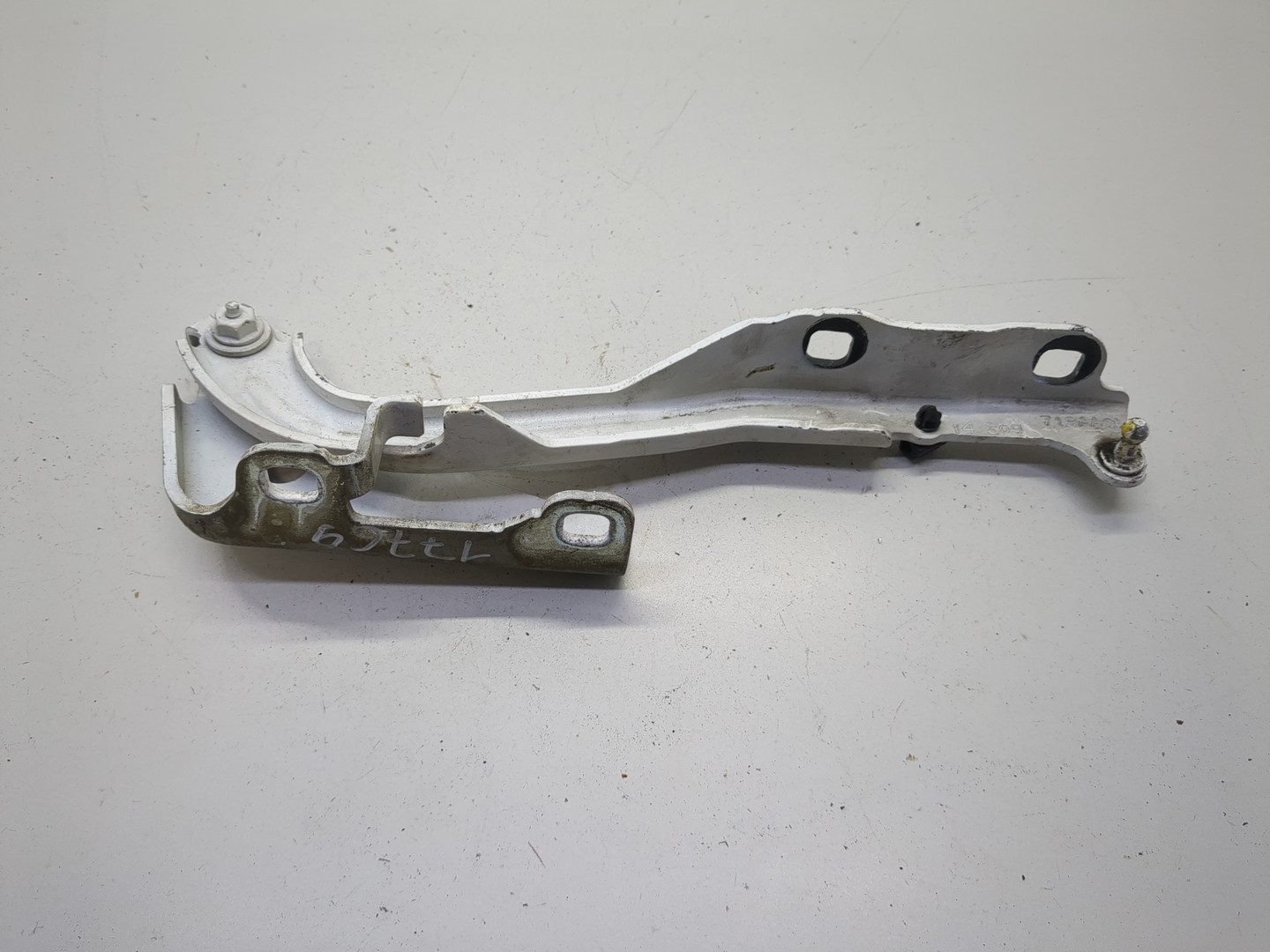 Петля капота левая