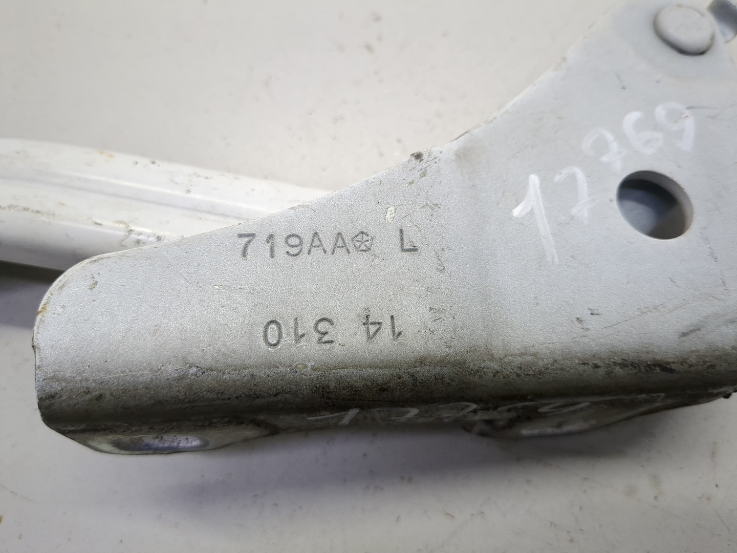 Петля капота левая