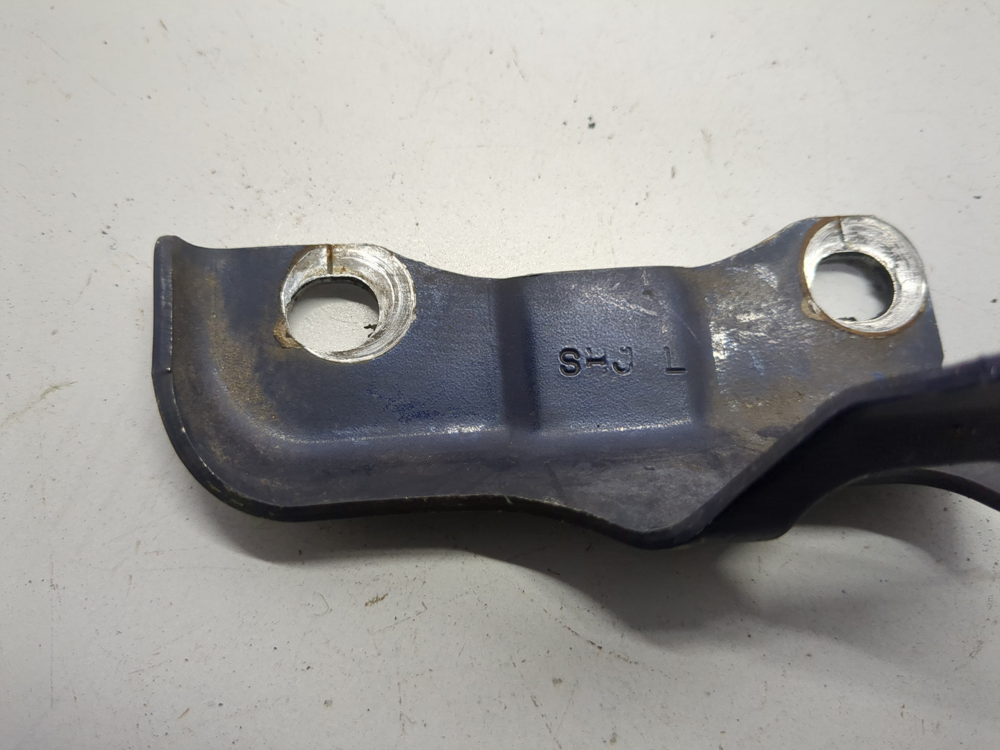 Петля капота левая