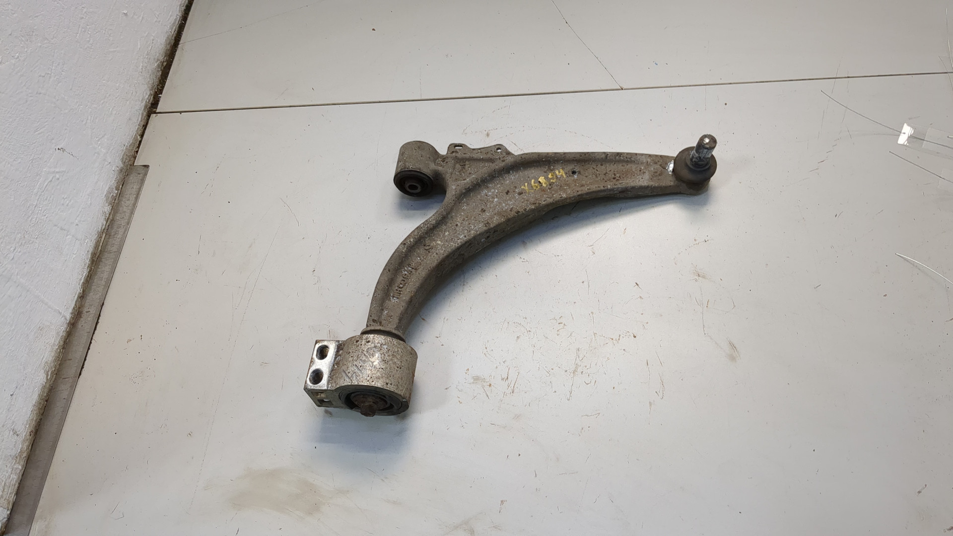 Рычаг передний правый