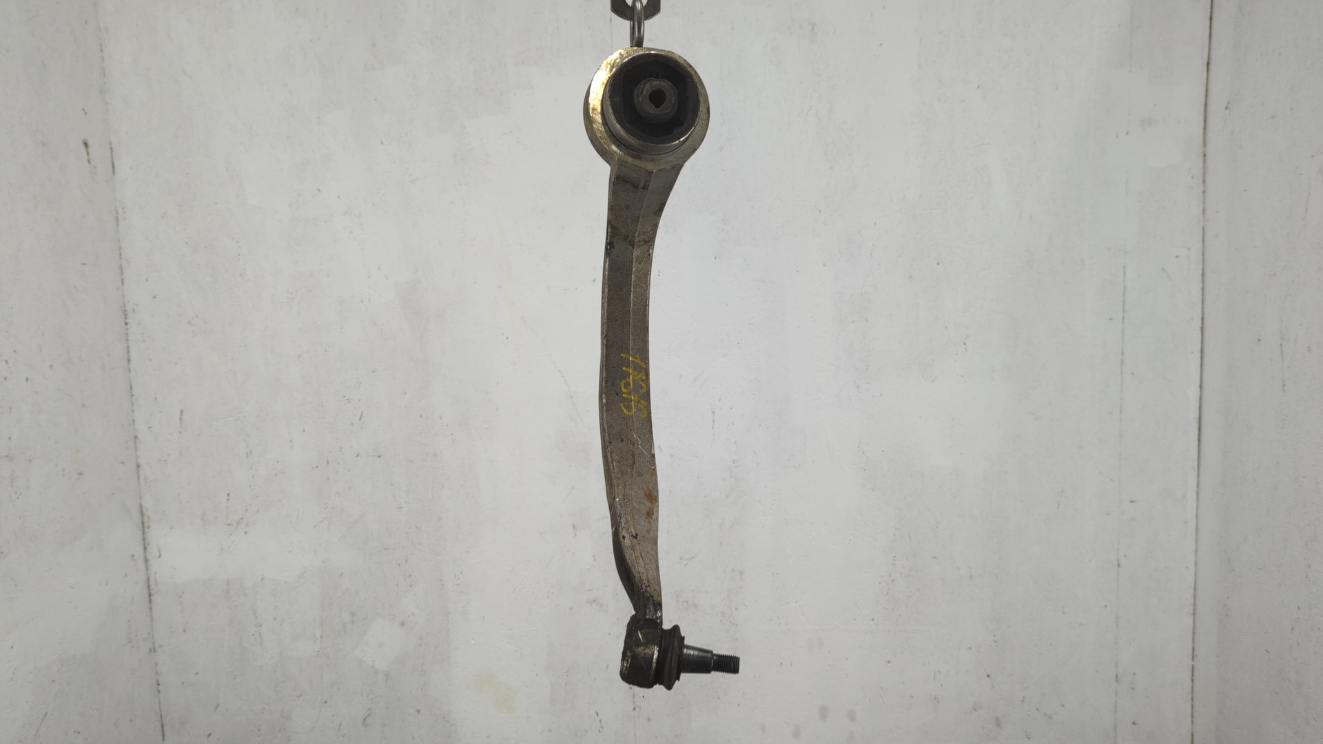 Рычаг передний левый