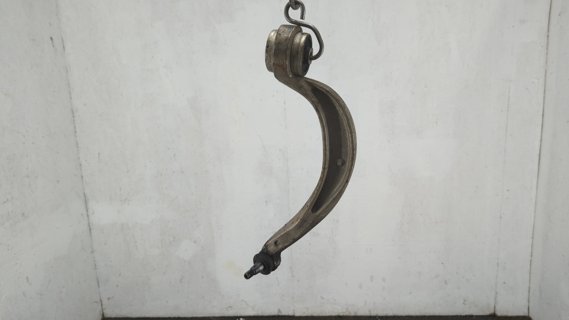 Рычаг передний левый