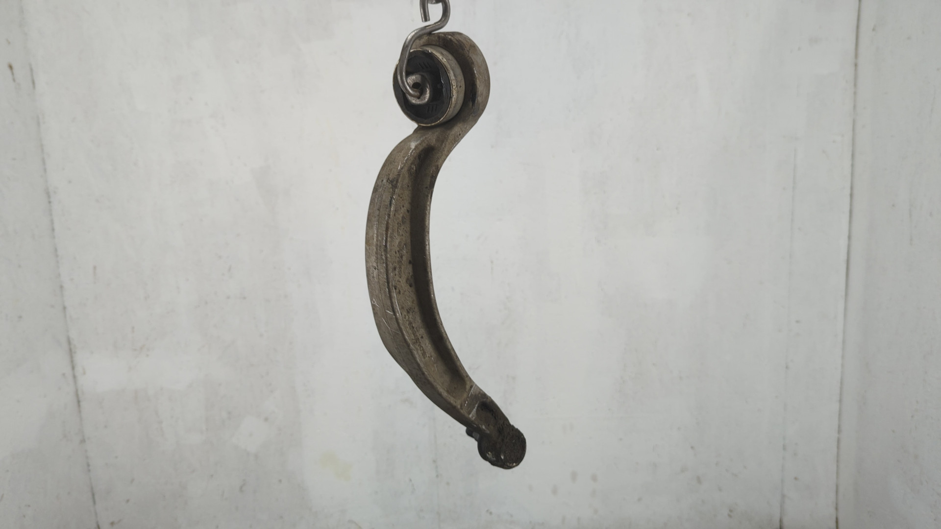 Рычаг передний левый