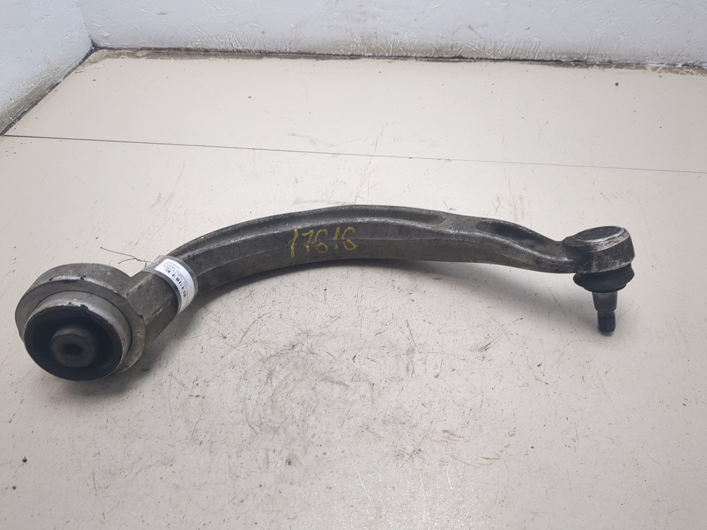 Рычаг передний правый