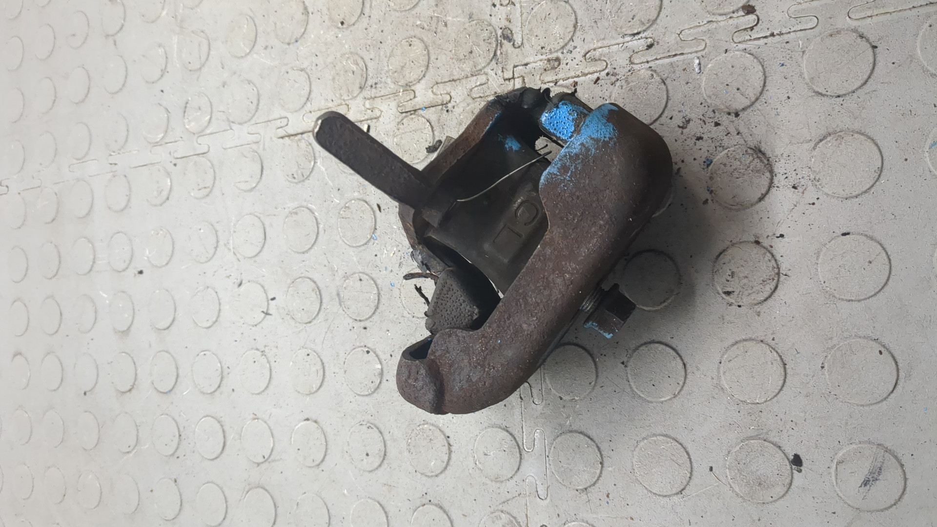 Опора двигателя левая