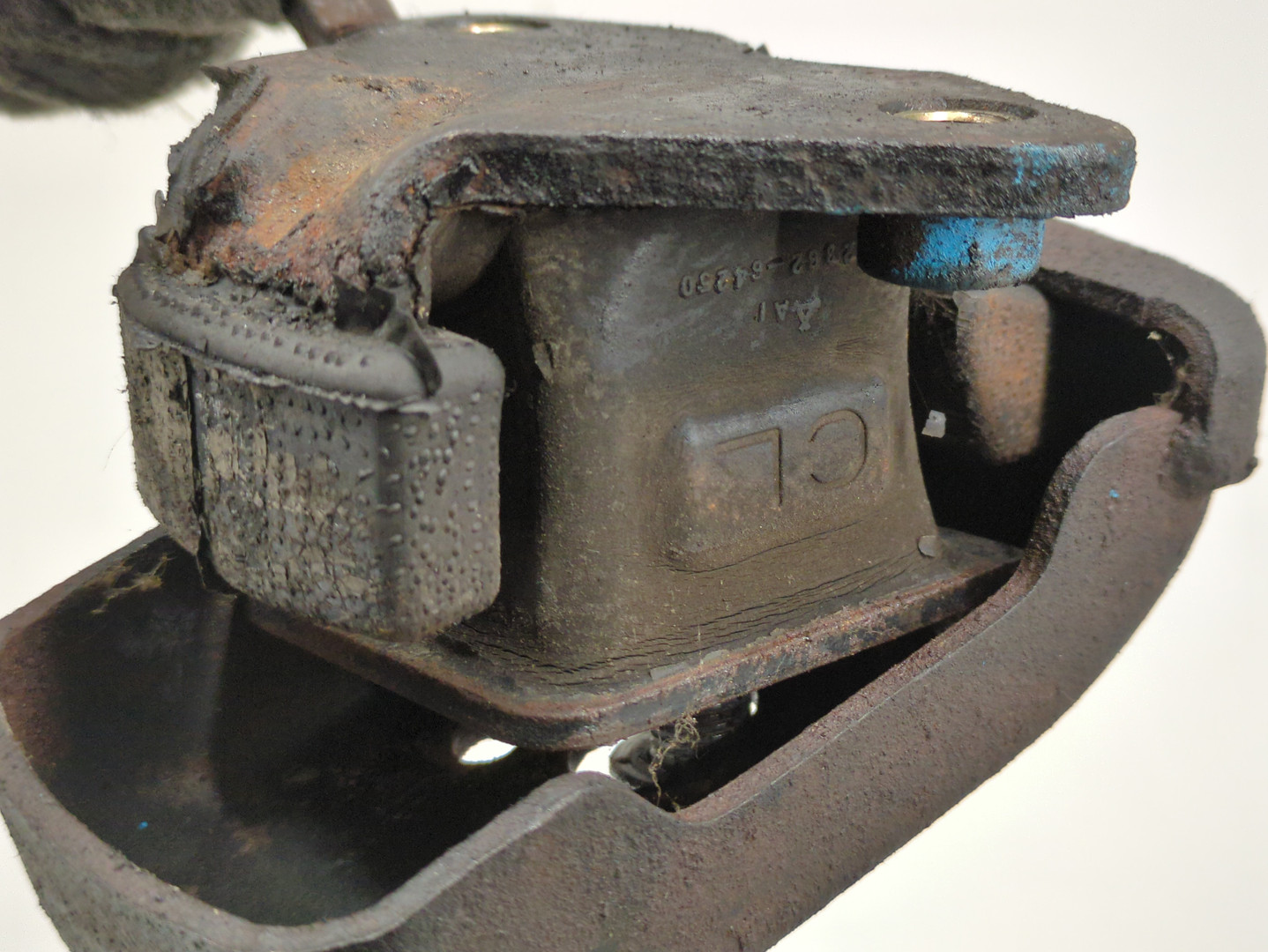 Опора двигателя левая