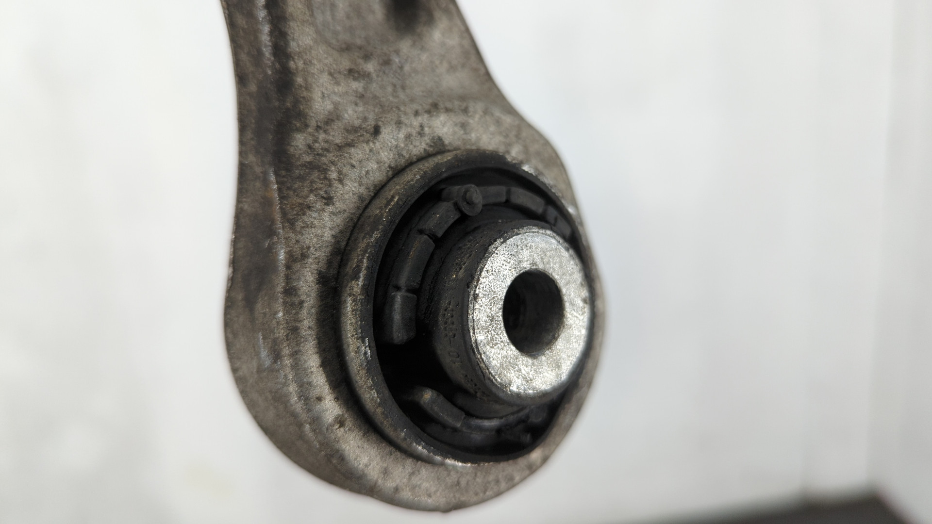 Рычаг передний правый