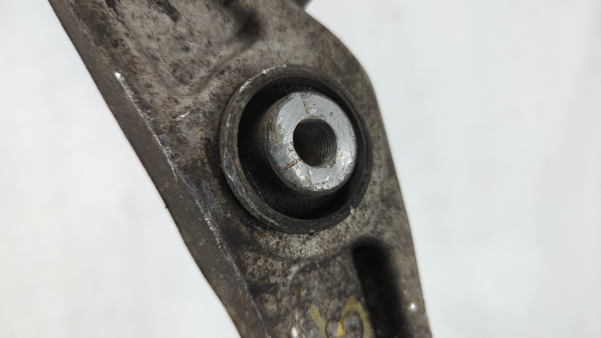 Рычаг передний правый