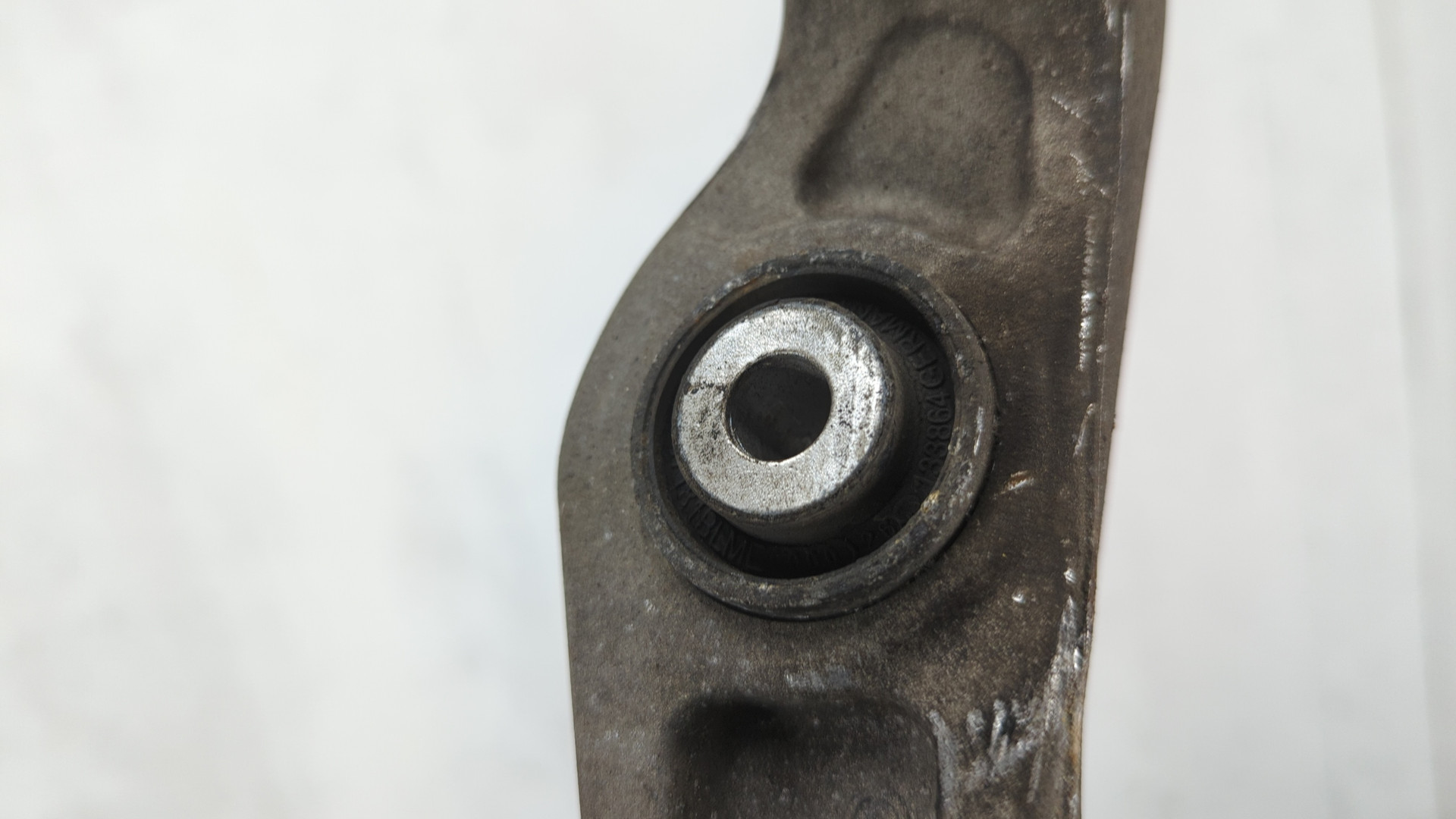 Рычаг передний правый