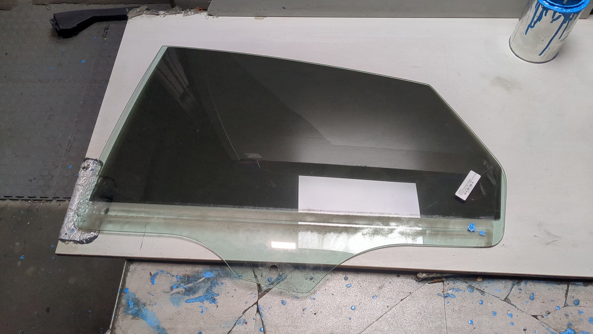 Стекло двери задней левой