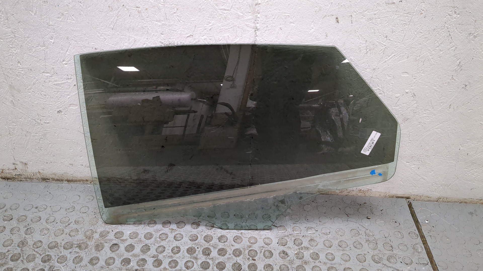 Стекло двери задней левой