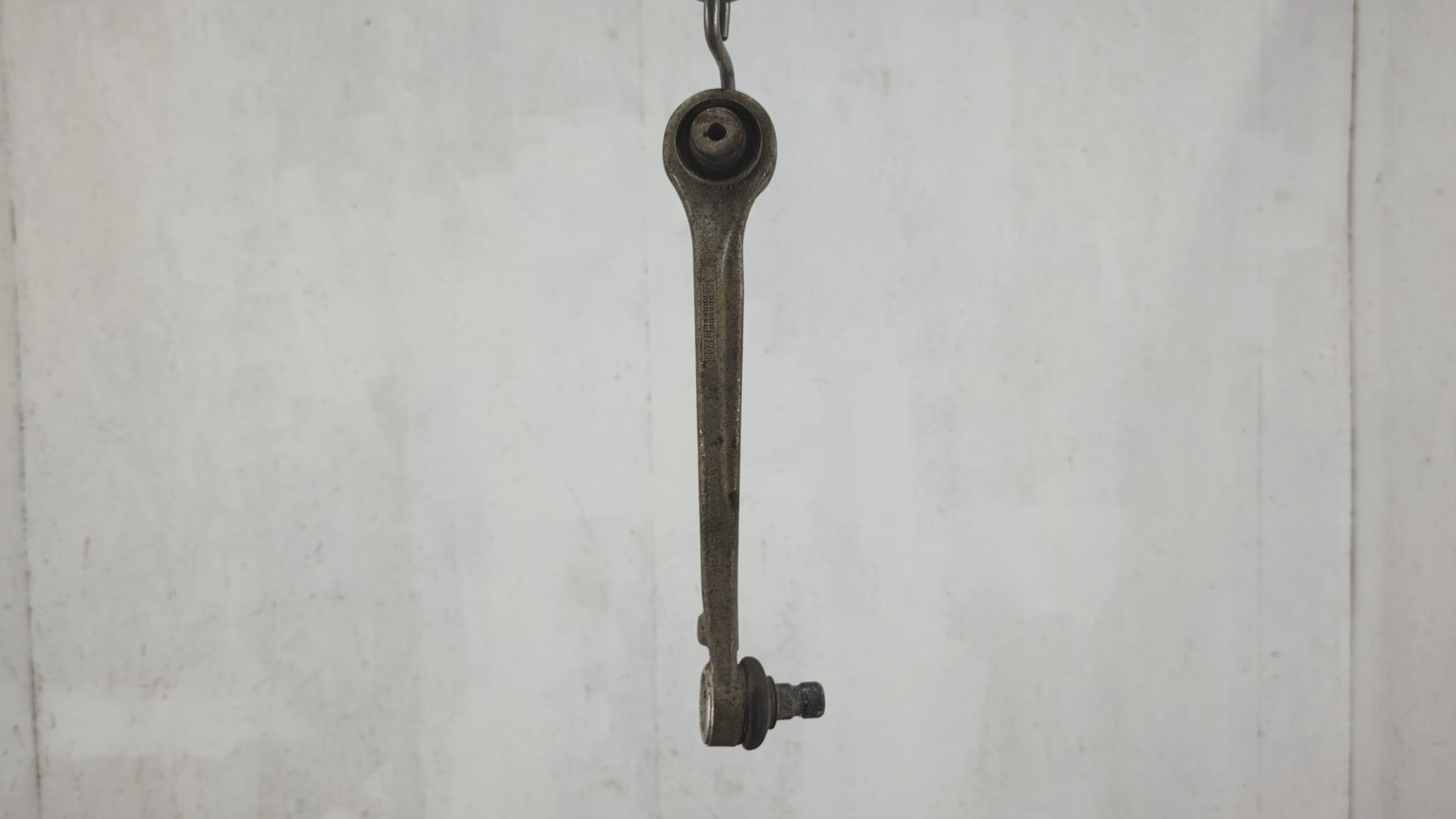 Рычаг передний правый