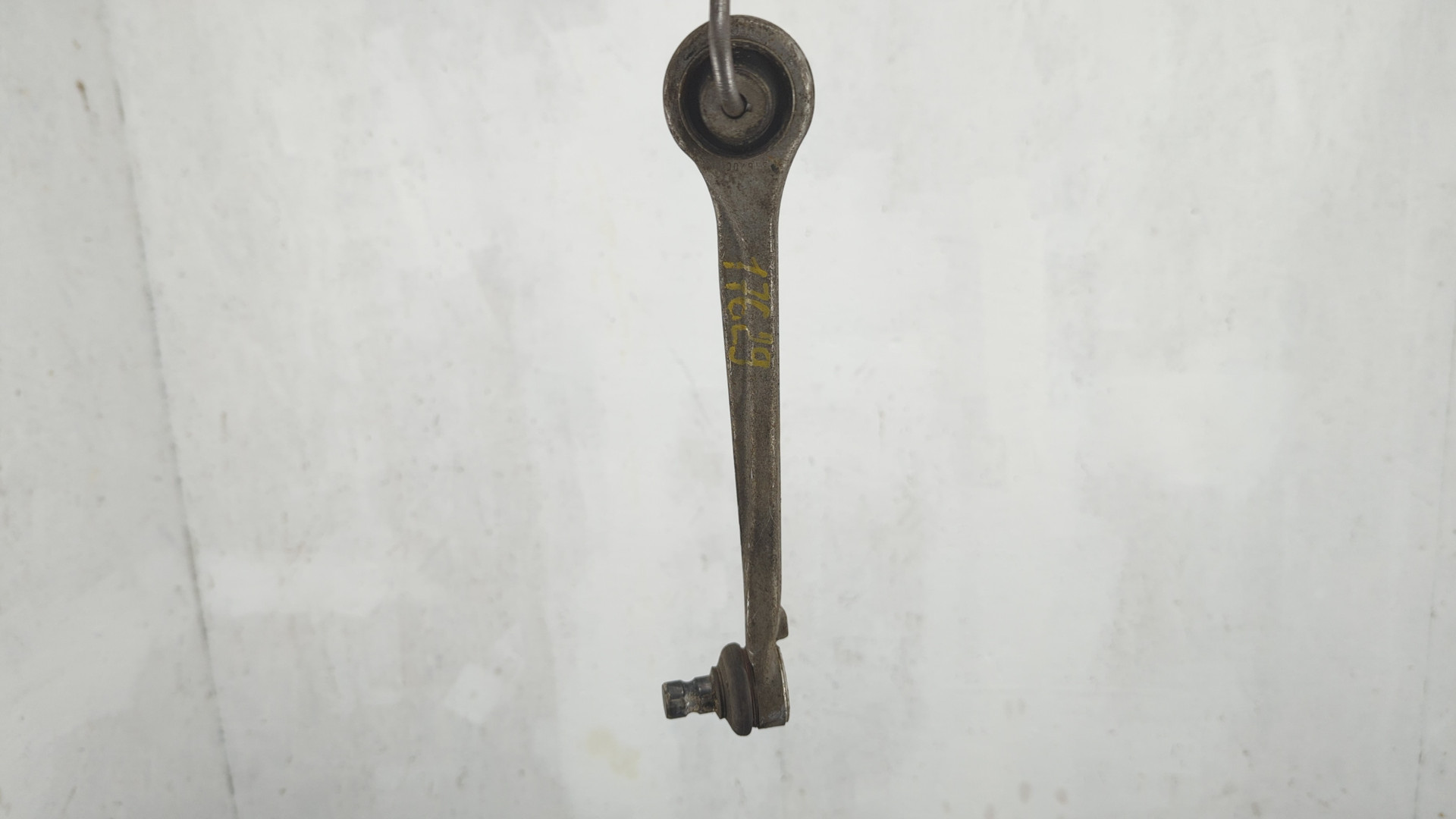 Рычаг передний правый