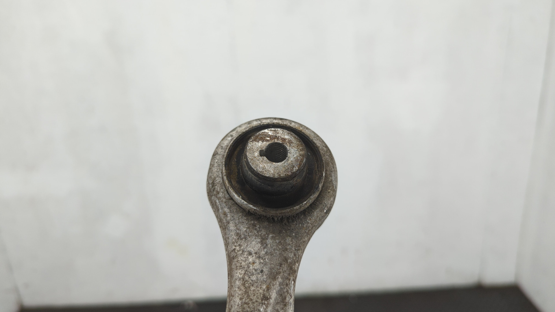 Рычаг передний правый