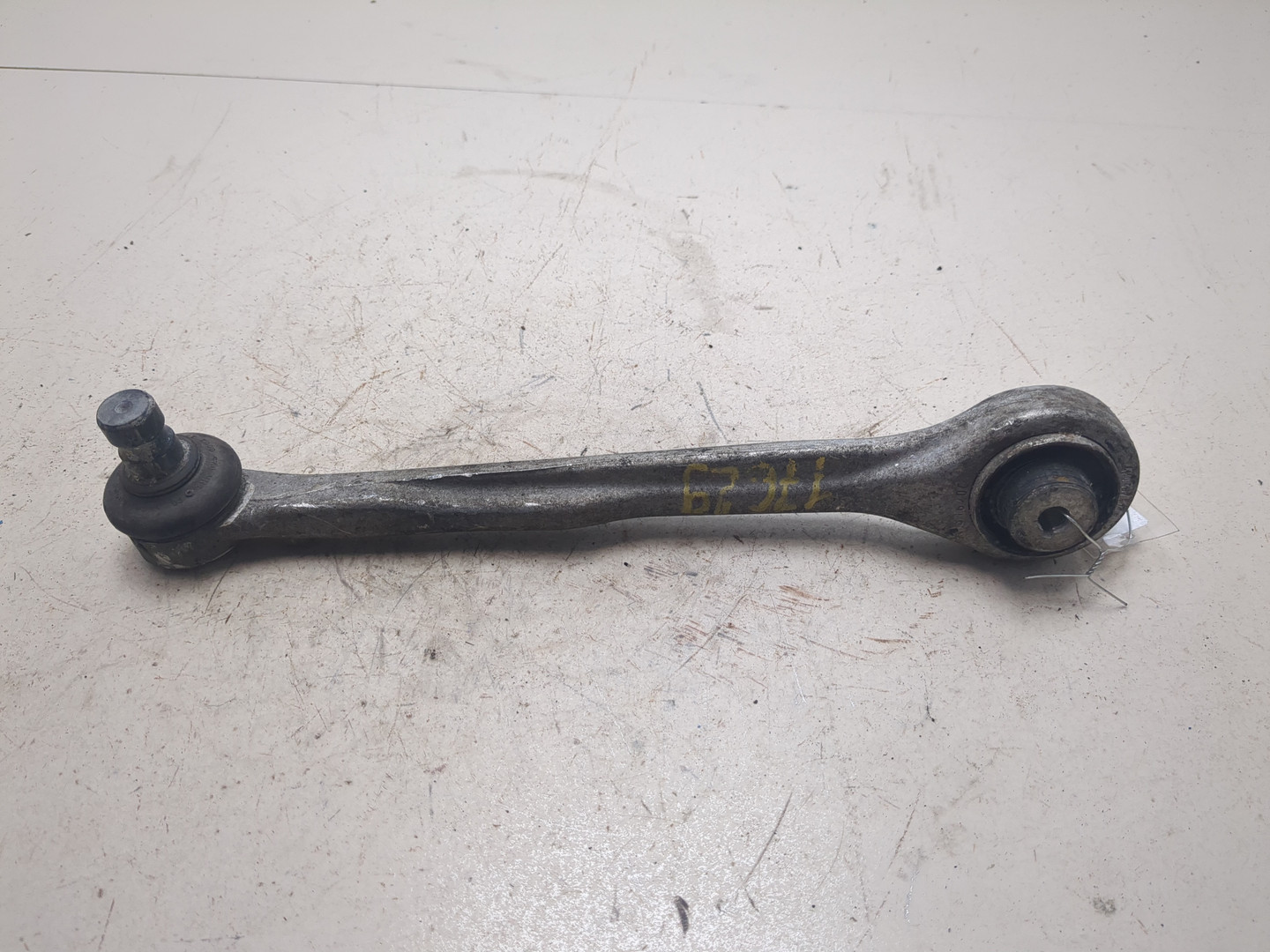 Рычаг передний правый