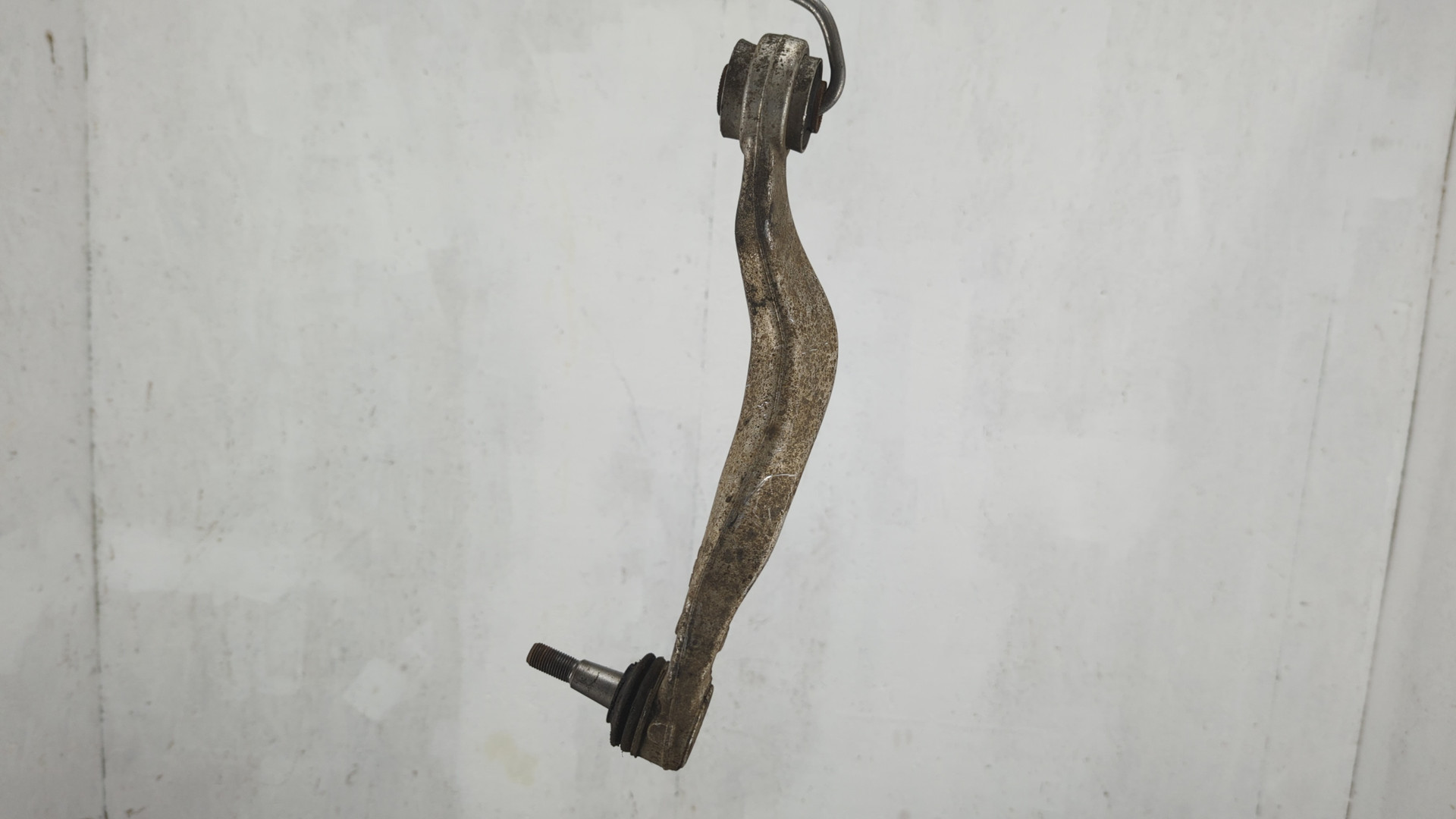 Рычаг передний правый