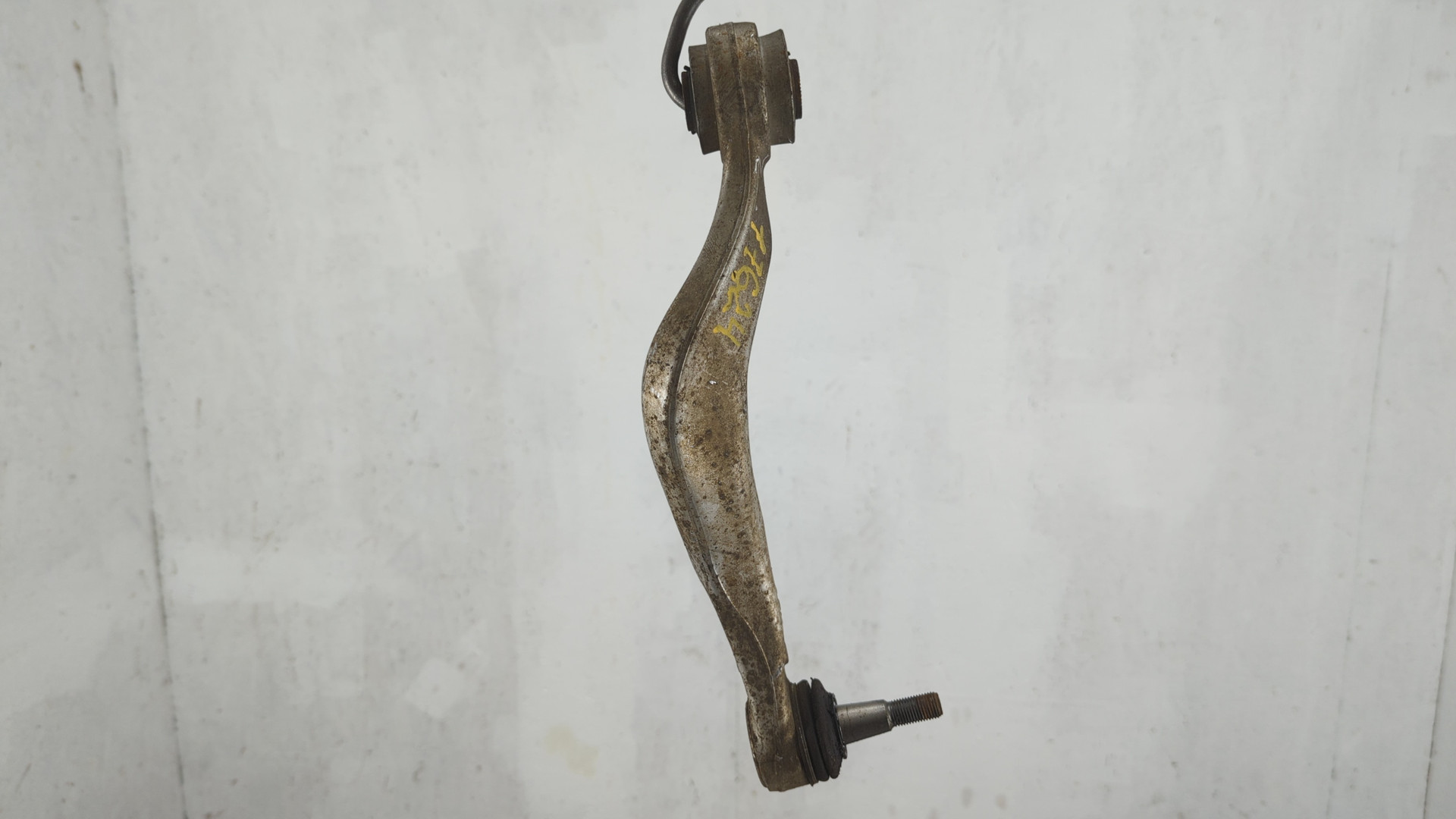 Рычаг передний правый