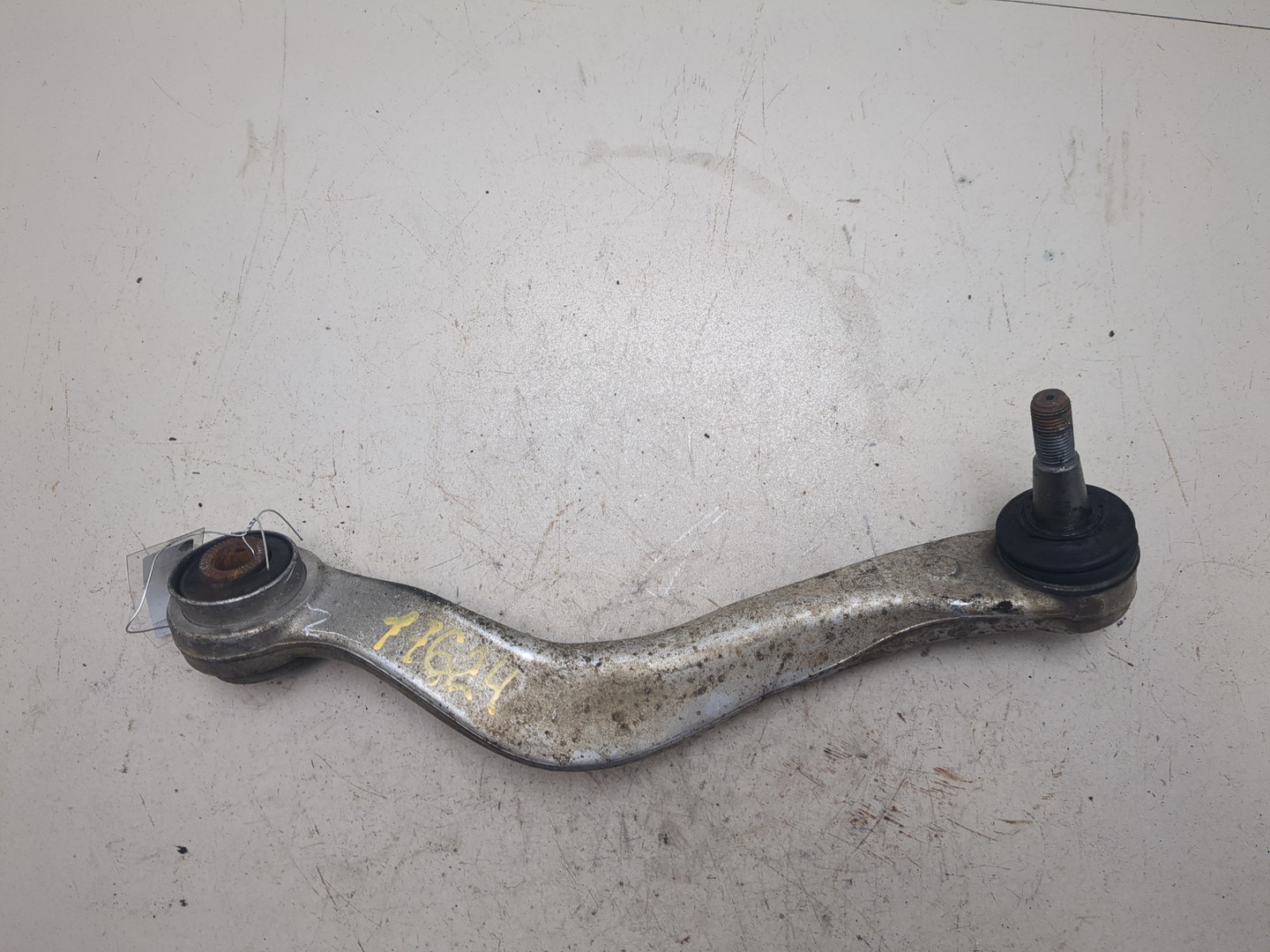 Рычаг передний правый