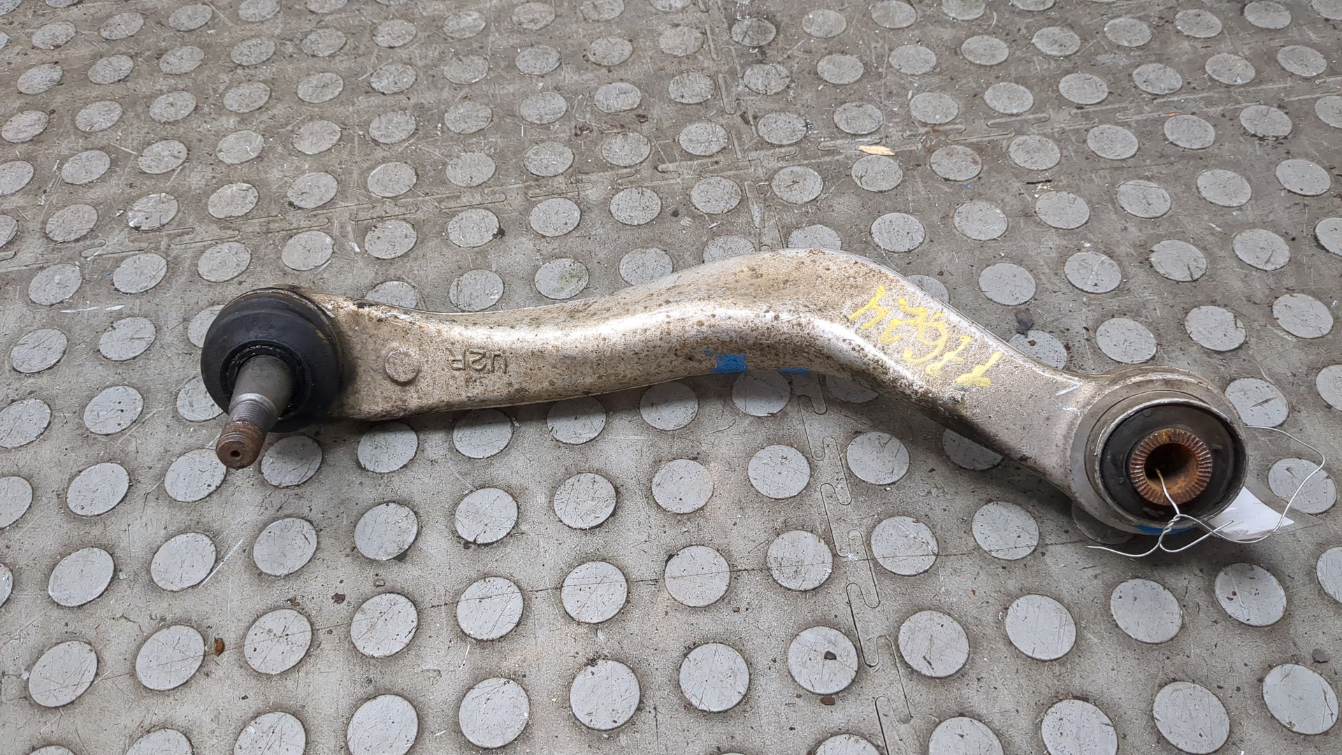 Рычаг передний правый