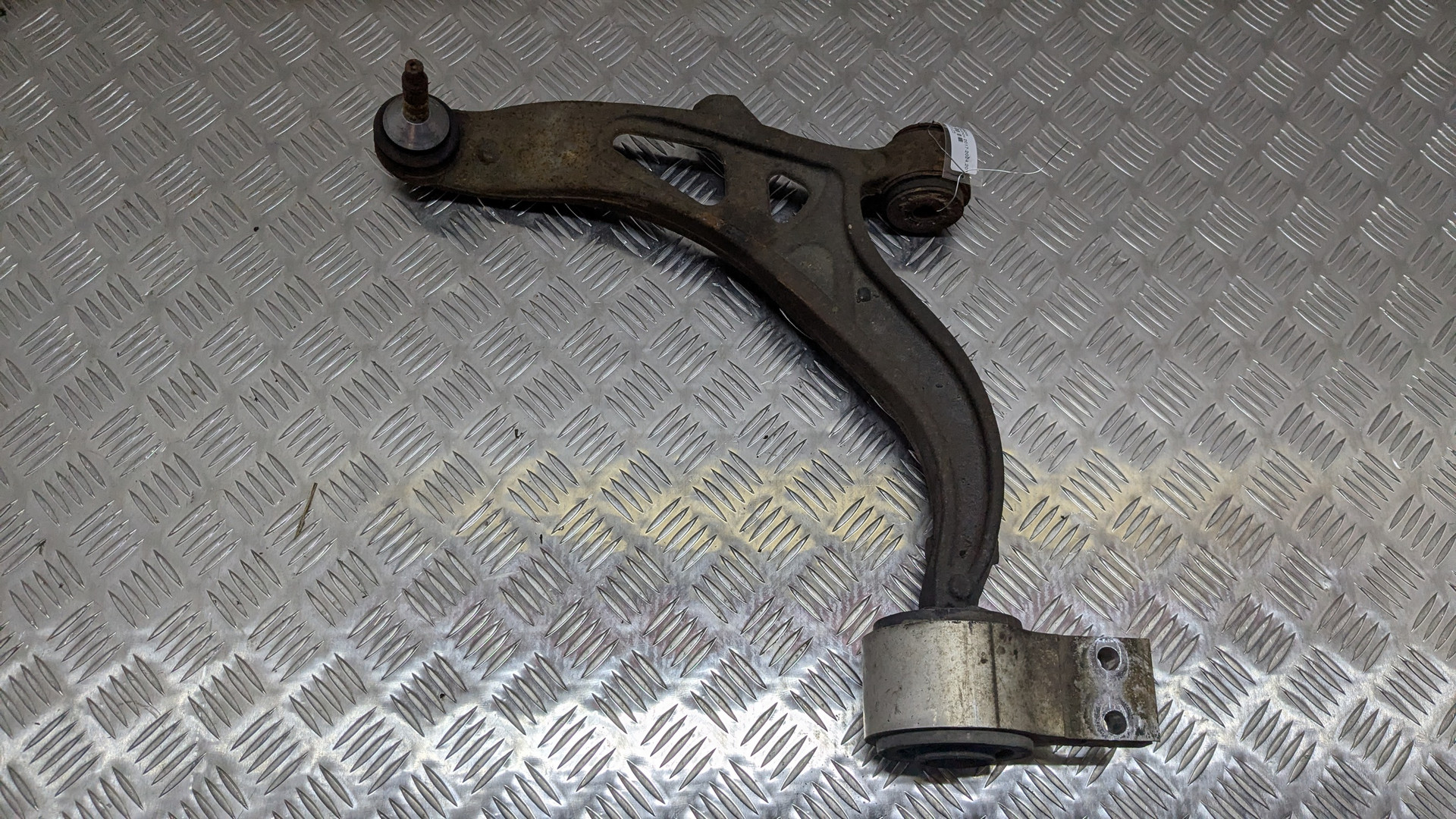 Рычаг передний левый