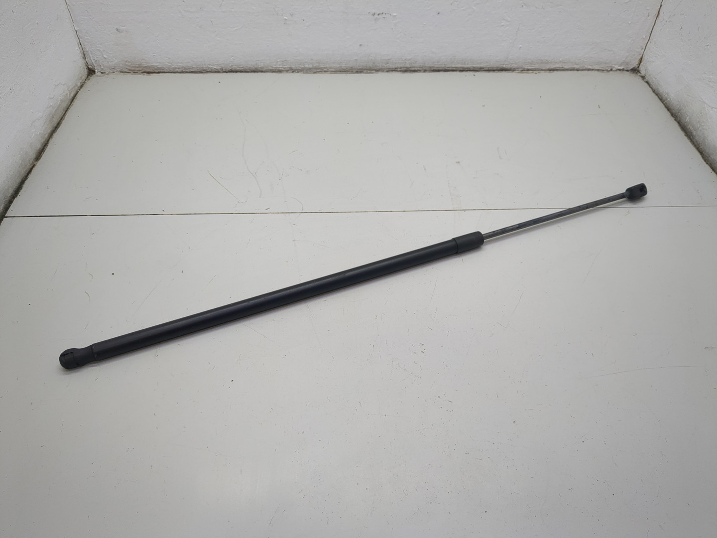 Амортизатор капота