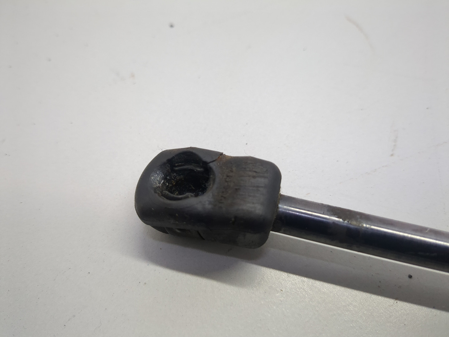 Амортизатор капота