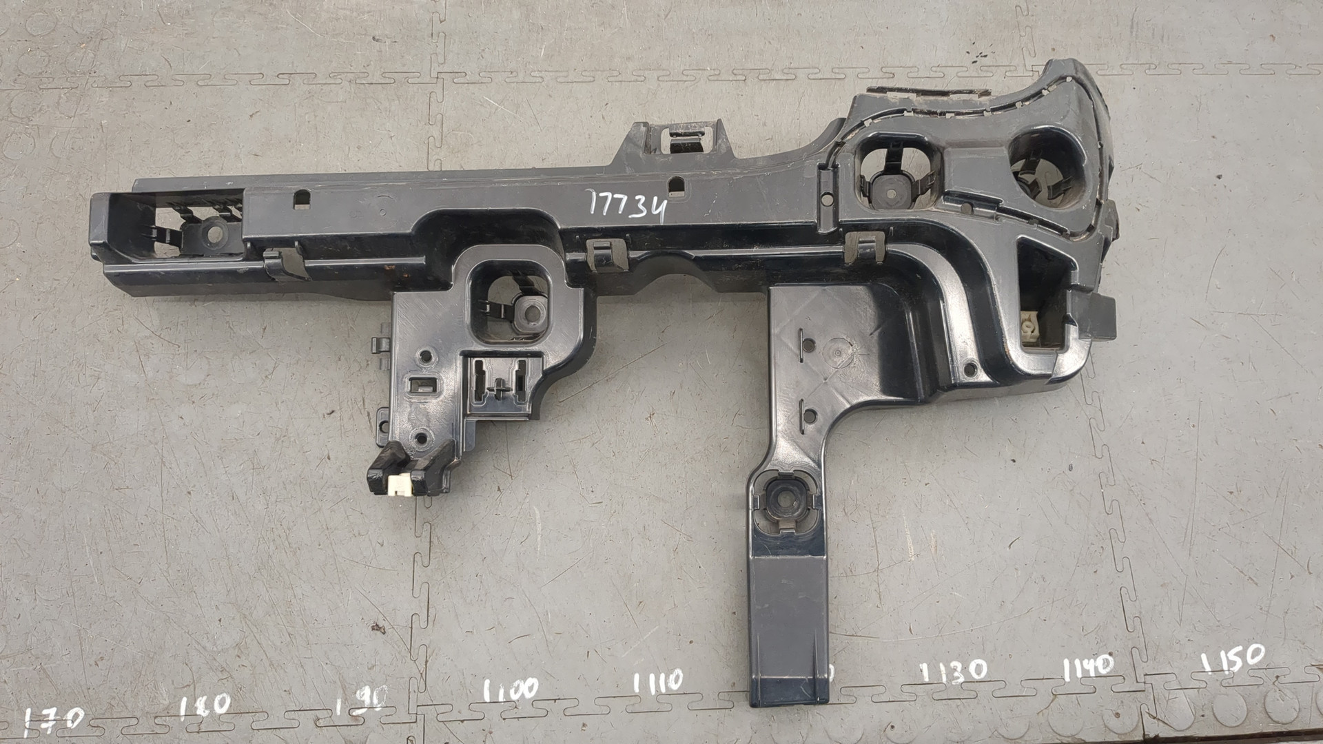 Кронштейн заднего бампера правый