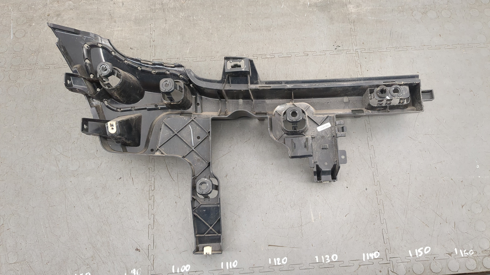 Кронштейн заднего бампера правый