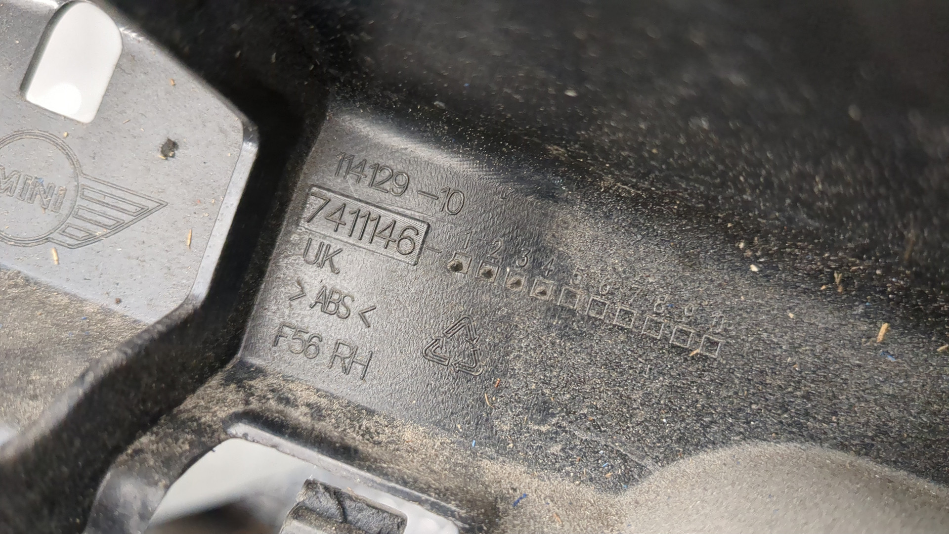 Кронштейн заднего бампера правый