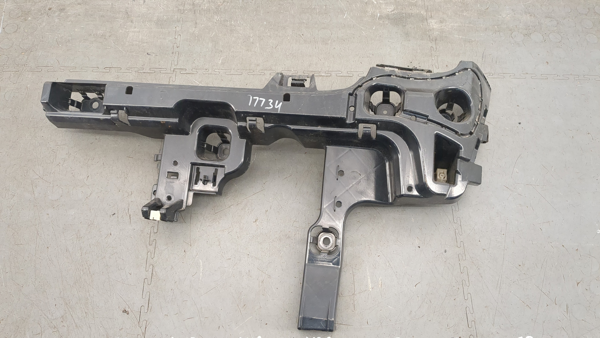 Кронштейн заднего бампера правый