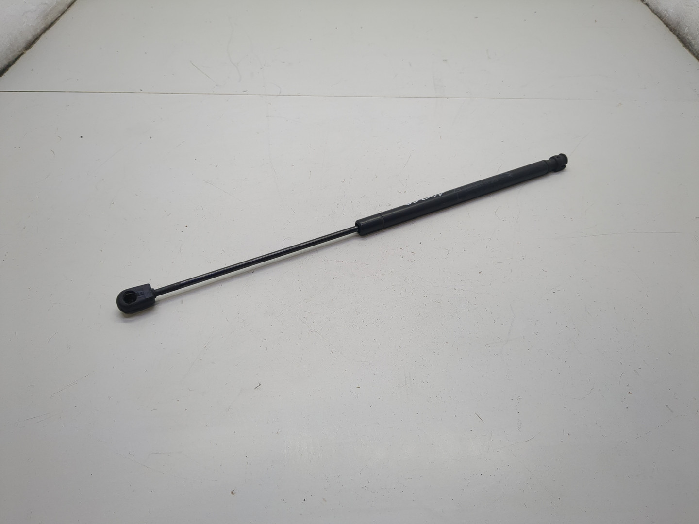 Амортизатор капота