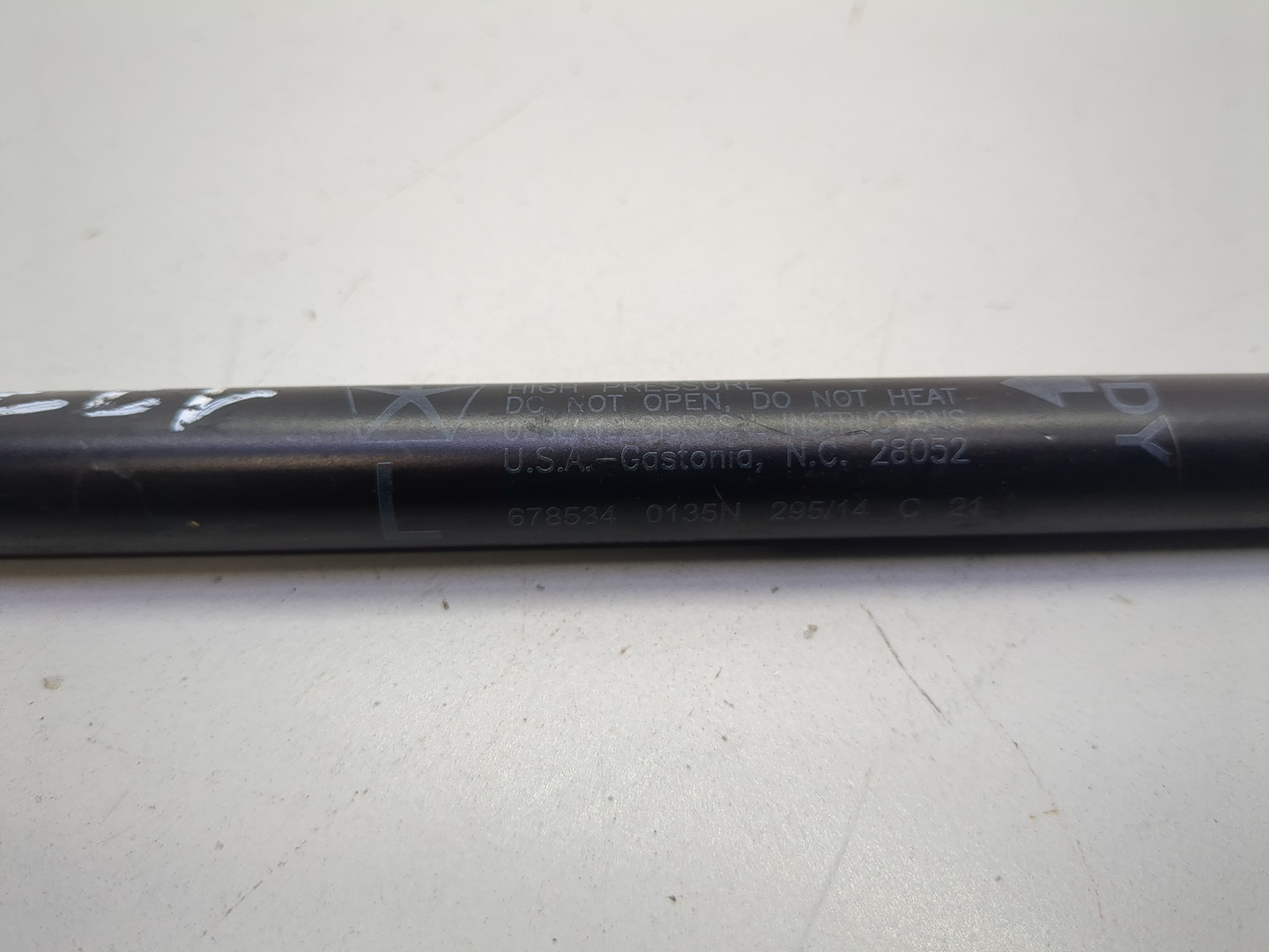 Амортизатор капота