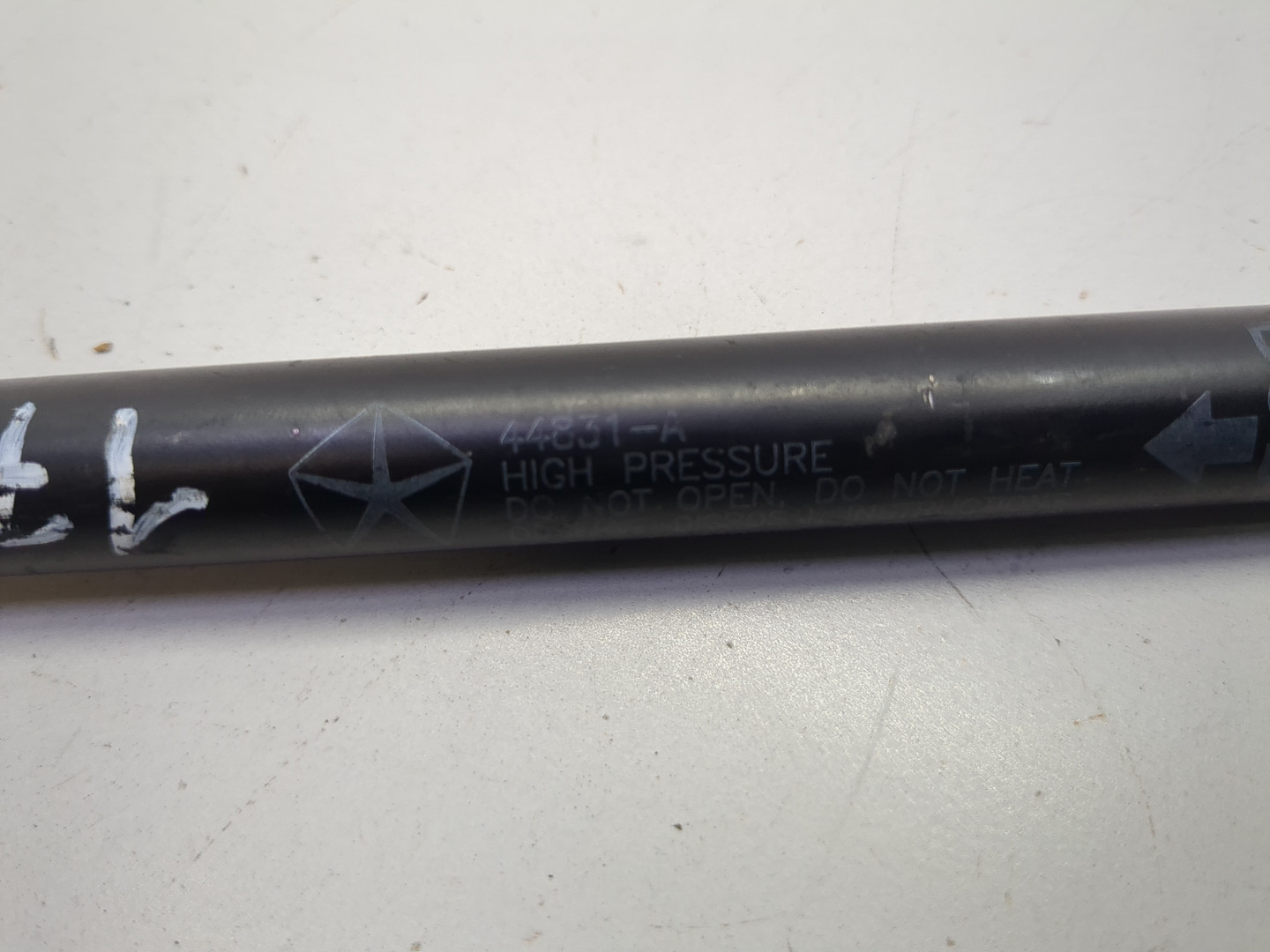 Амортизатор капота