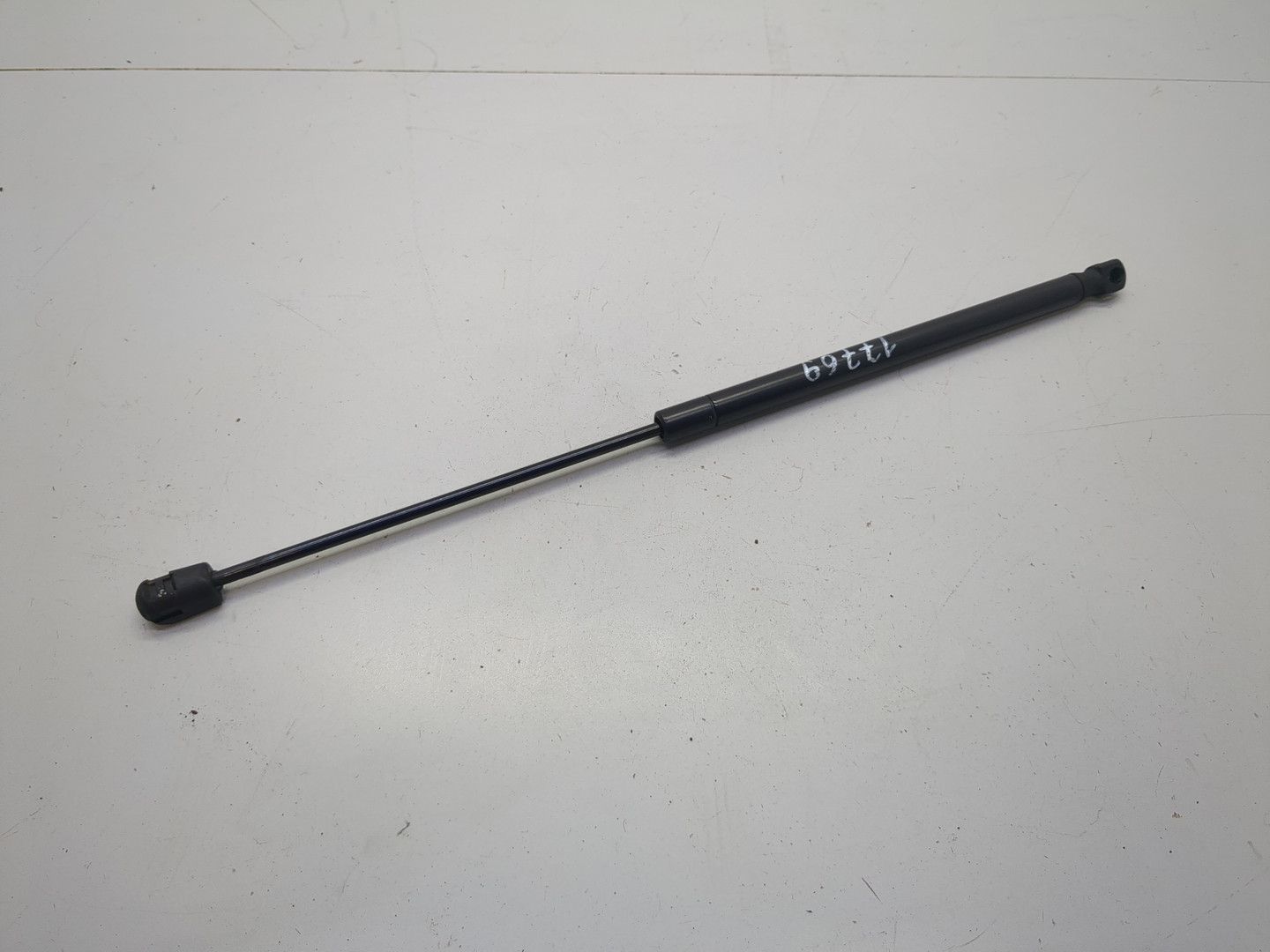 Амортизатор капота